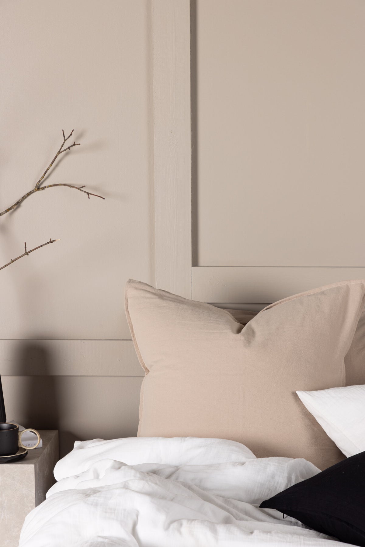 Beiger Kissenbezug Ronja aus 100 % Baumwolle, quadratische Form 45 x 45 cm, mit Reissverschluss und Passepoil-Rand auf der Rückseite.