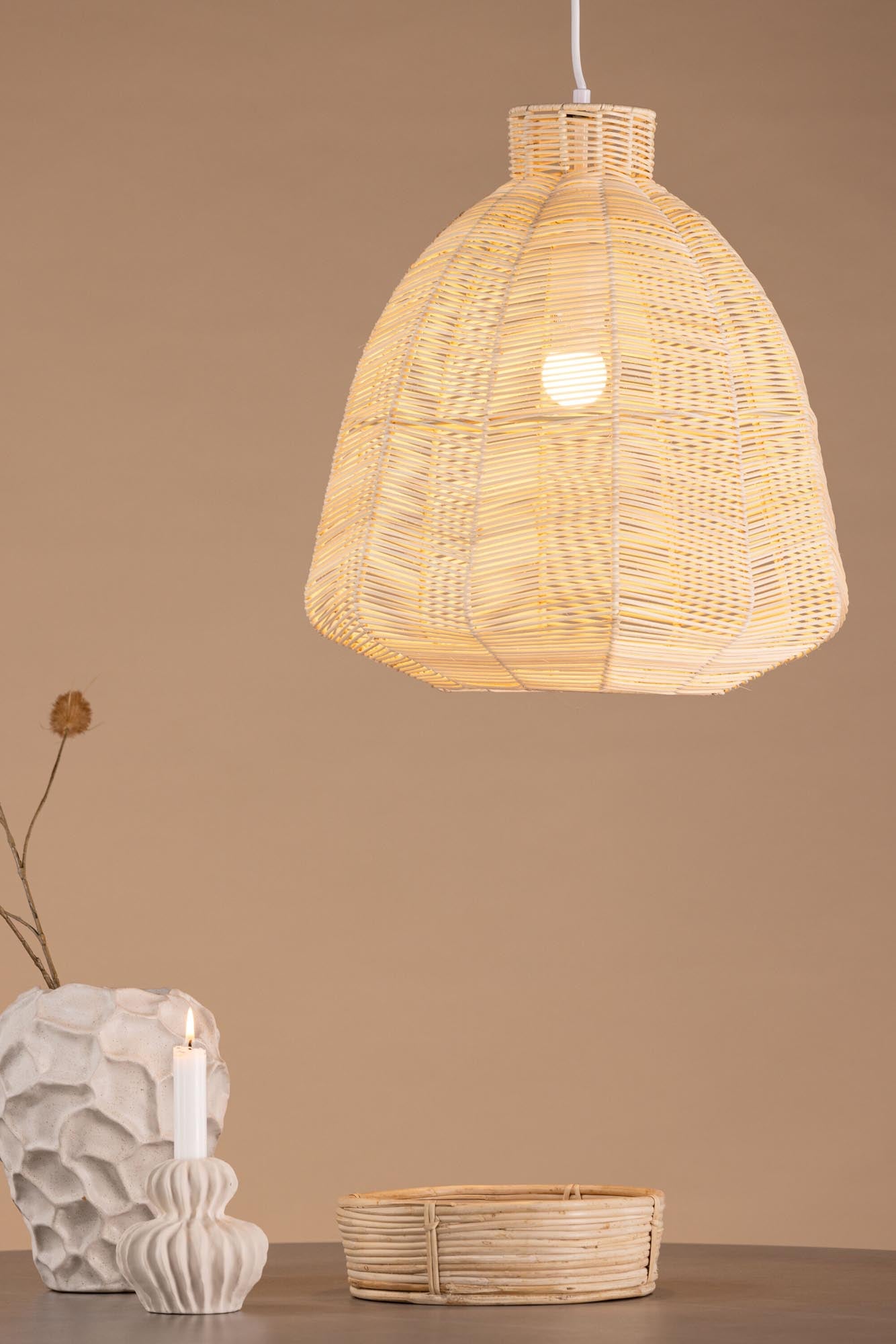 Elegante Rattan-Pendelleuchte von Venture Home für stilvolle Räume.