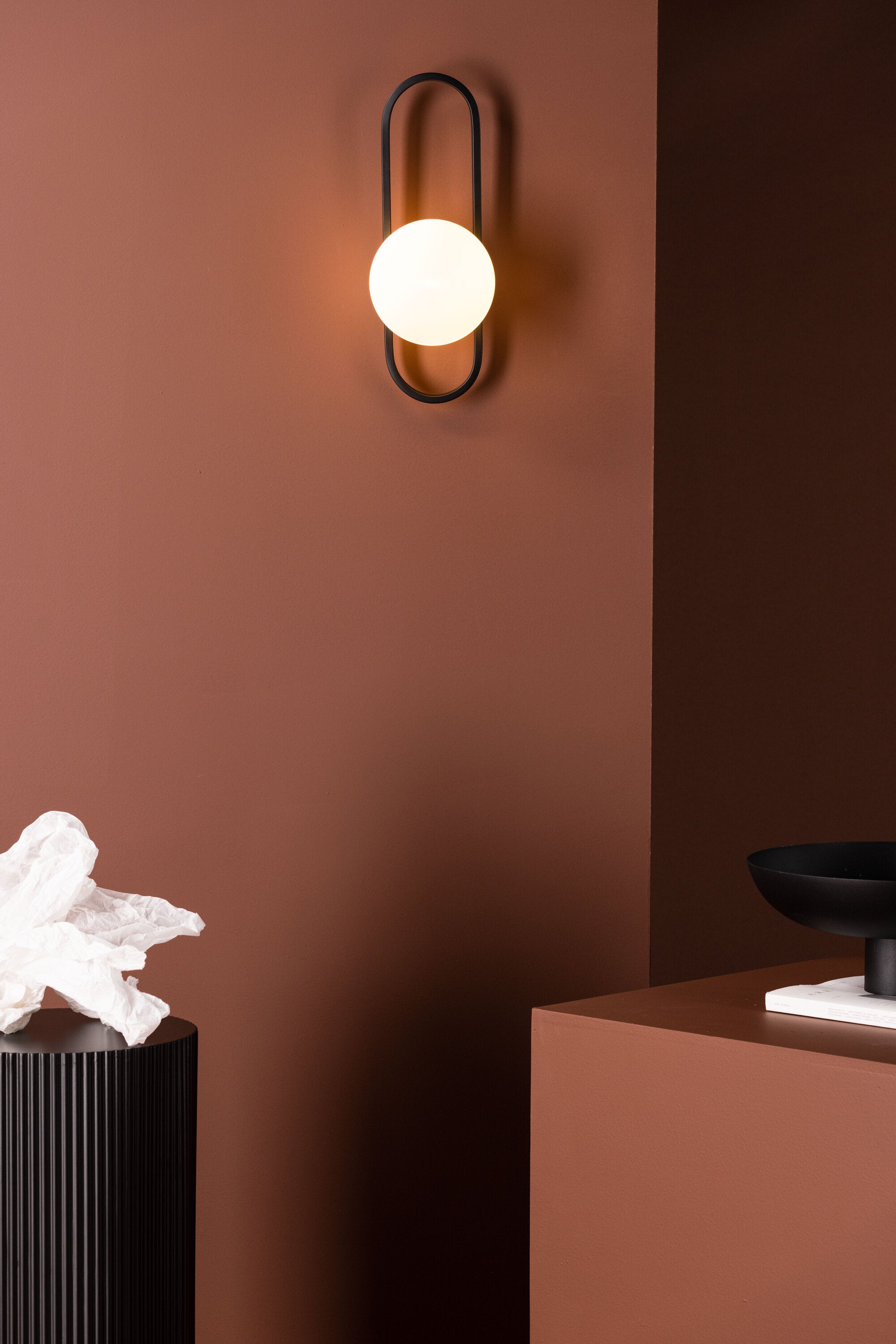 Alpes Wandleuchte in Schwarz präsentiert im Onlineshop von KAQTU Design AG. Wandleuchte ist von Venture Home