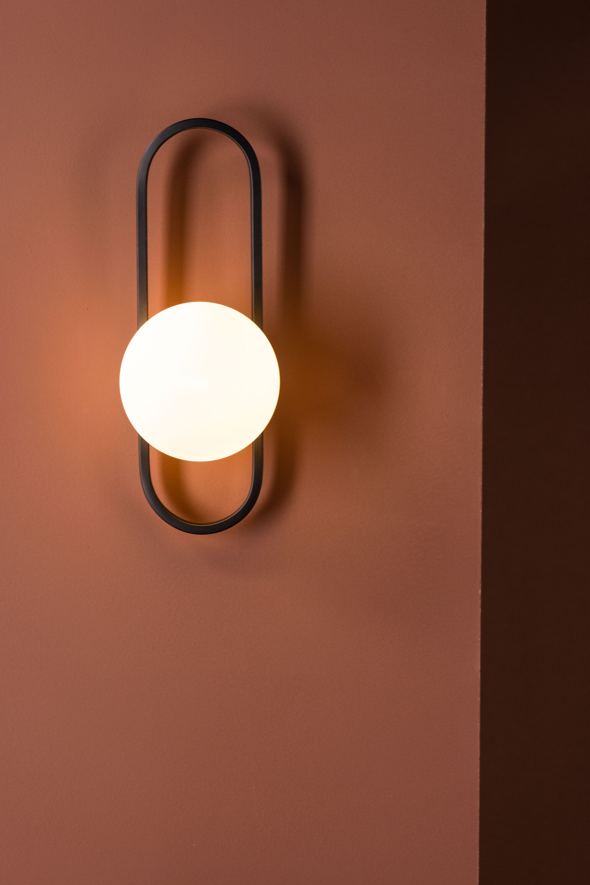 Alpes Wandleuchte in Schwarz präsentiert im Onlineshop von KAQTU Design AG. Wandleuchte ist von Venture Home