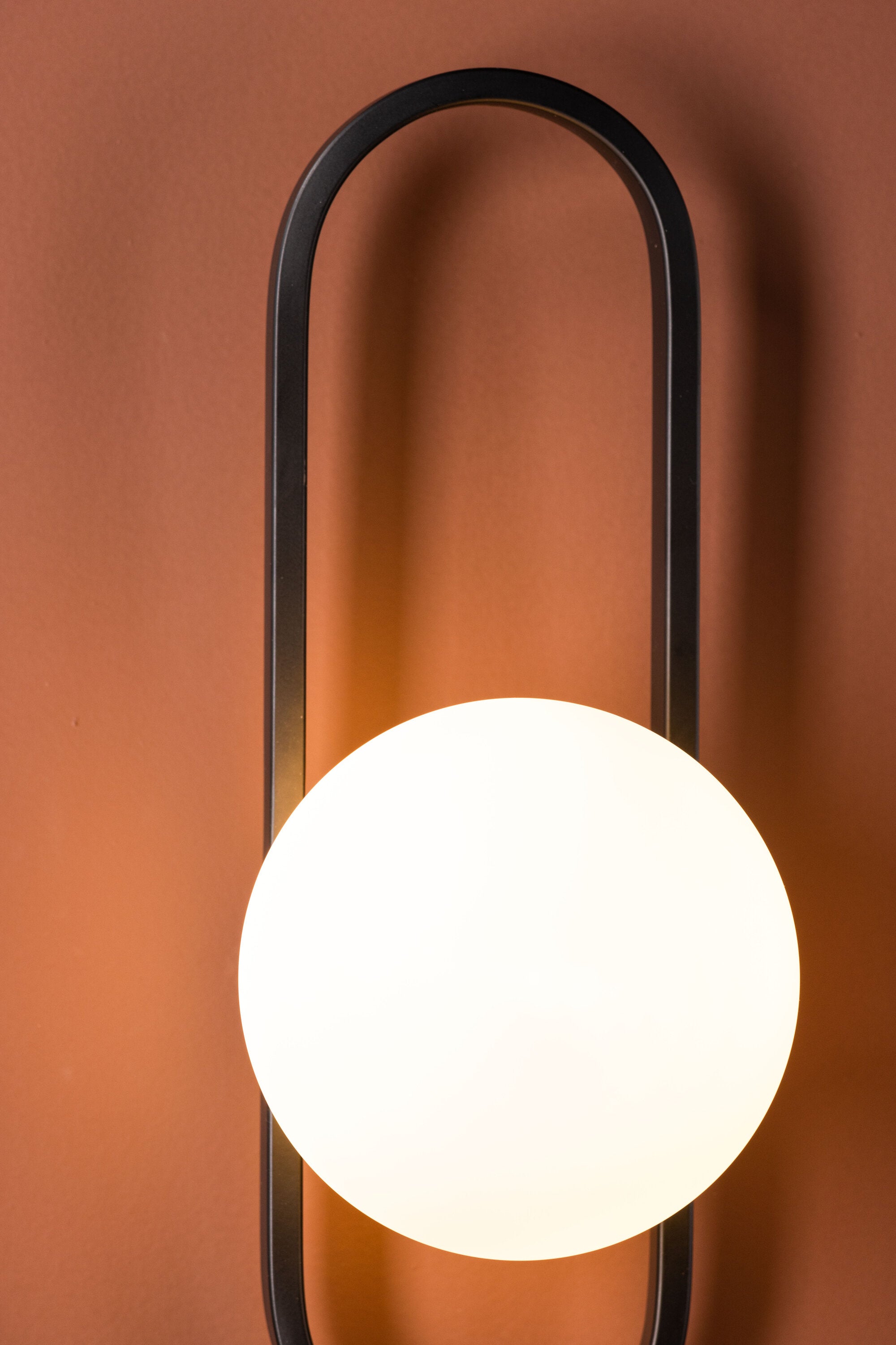 Alpes Wandleuchte in Schwarz präsentiert im Onlineshop von KAQTU Design AG. Wandleuchte ist von Venture Home