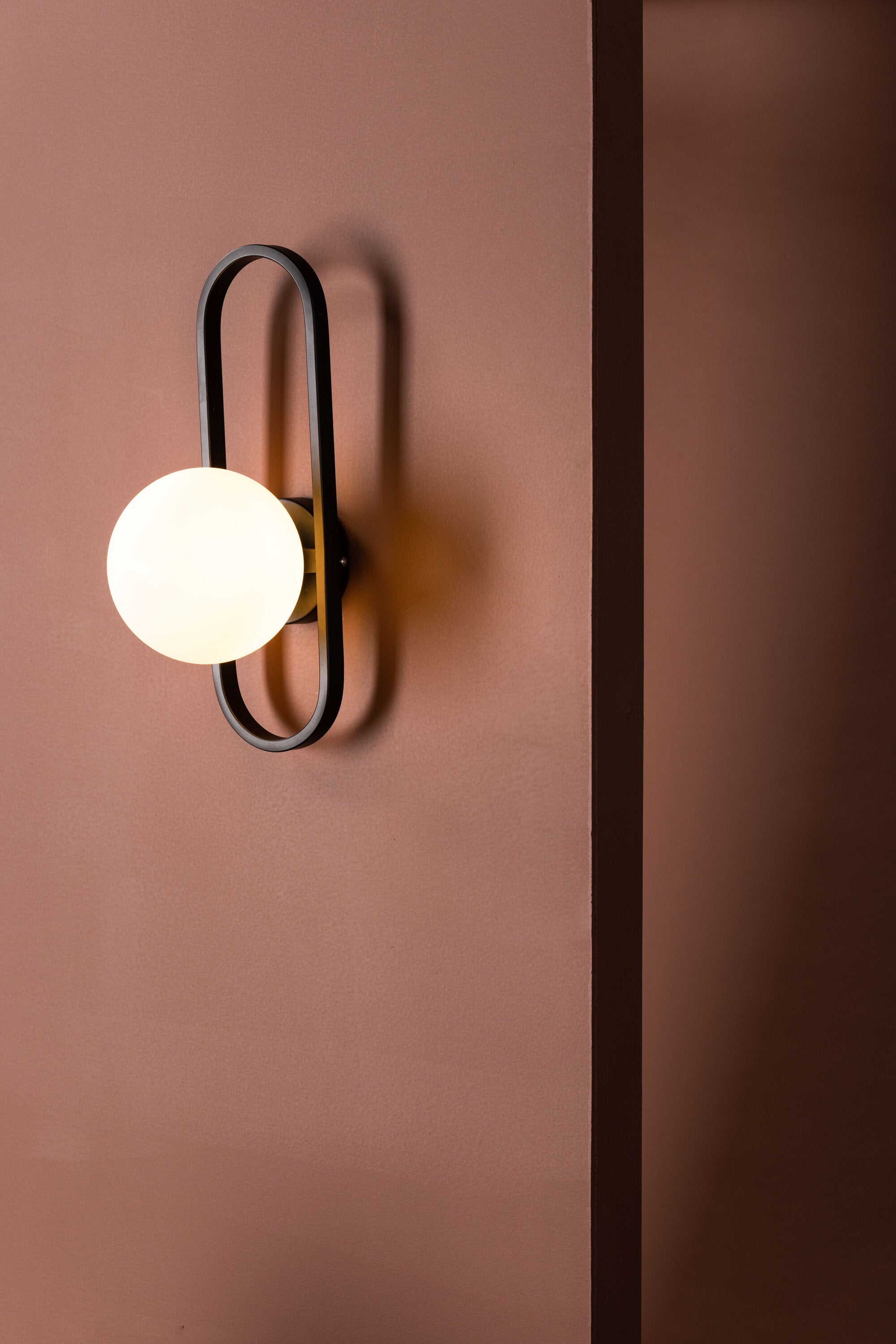 Alpes Wandleuchte in Schwarz präsentiert im Onlineshop von KAQTU Design AG. Wandleuchte ist von Venture Home