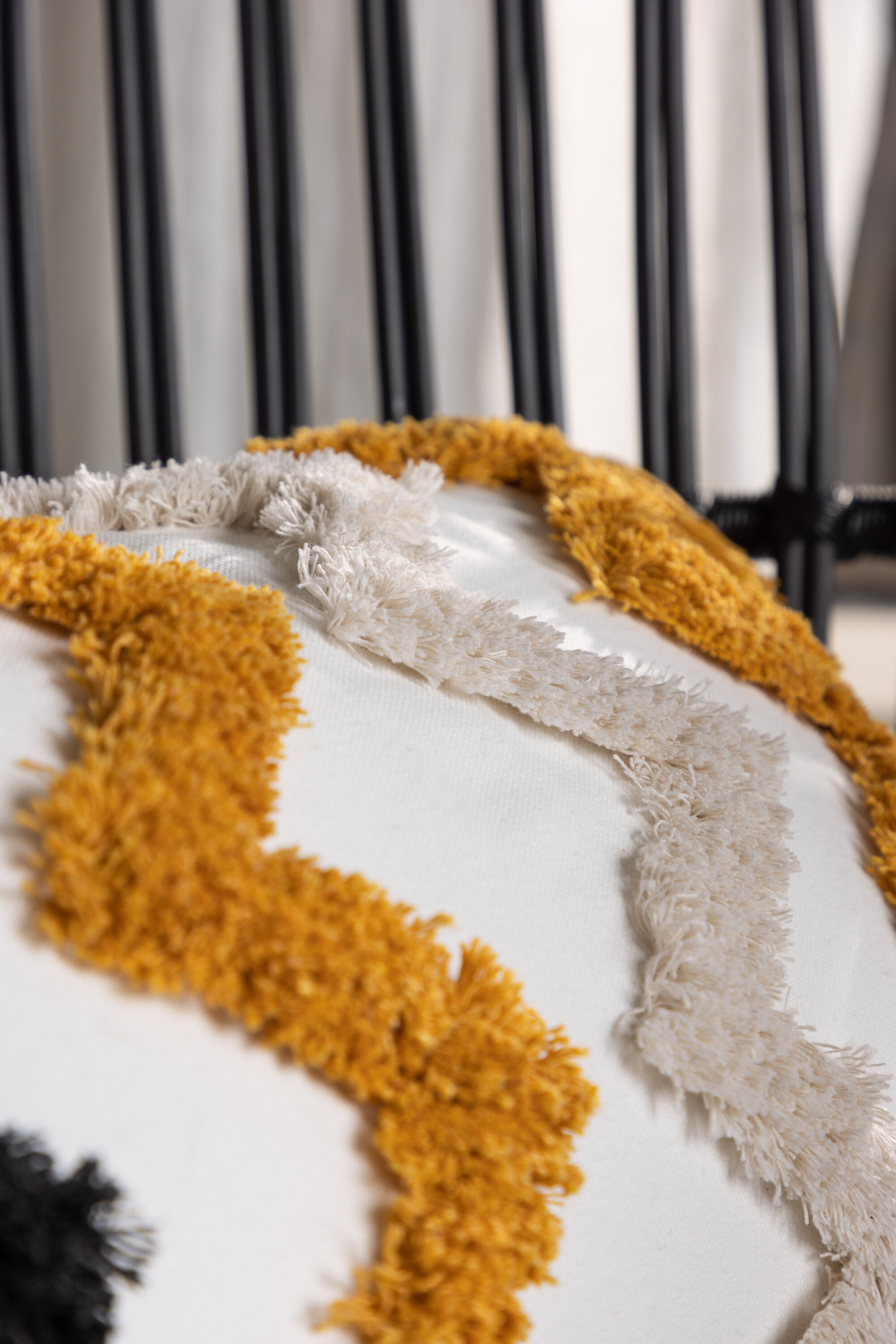 Melina Kissenbezug in Weiss präsentiert im Onlineshop von KAQTU Design AG. Deko Kissenbezug ist von Venture Home