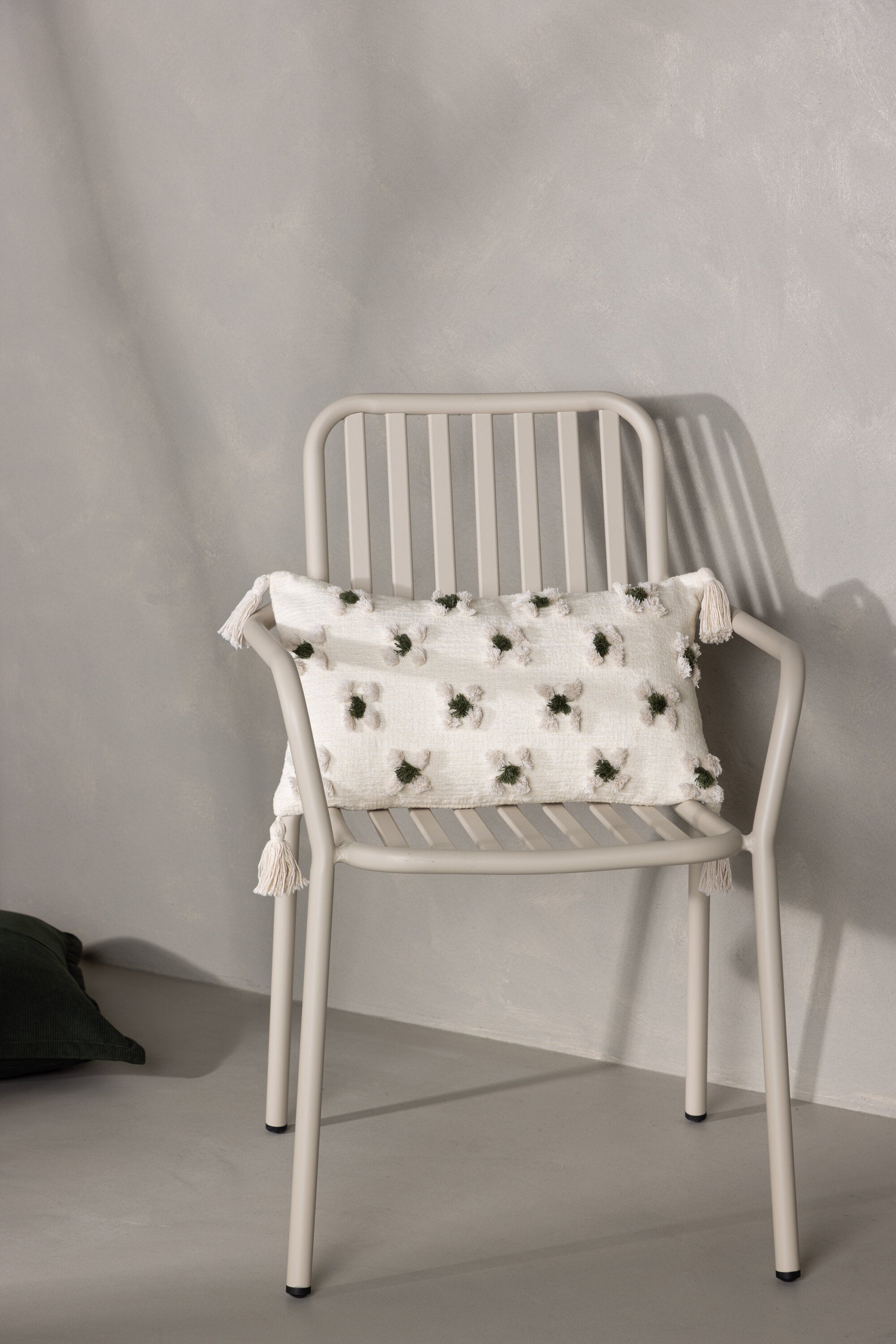 Millie Kissenbezug in Weiss präsentiert im Onlineshop von KAQTU Design AG. Deko Kissenbezug ist von Venture Home