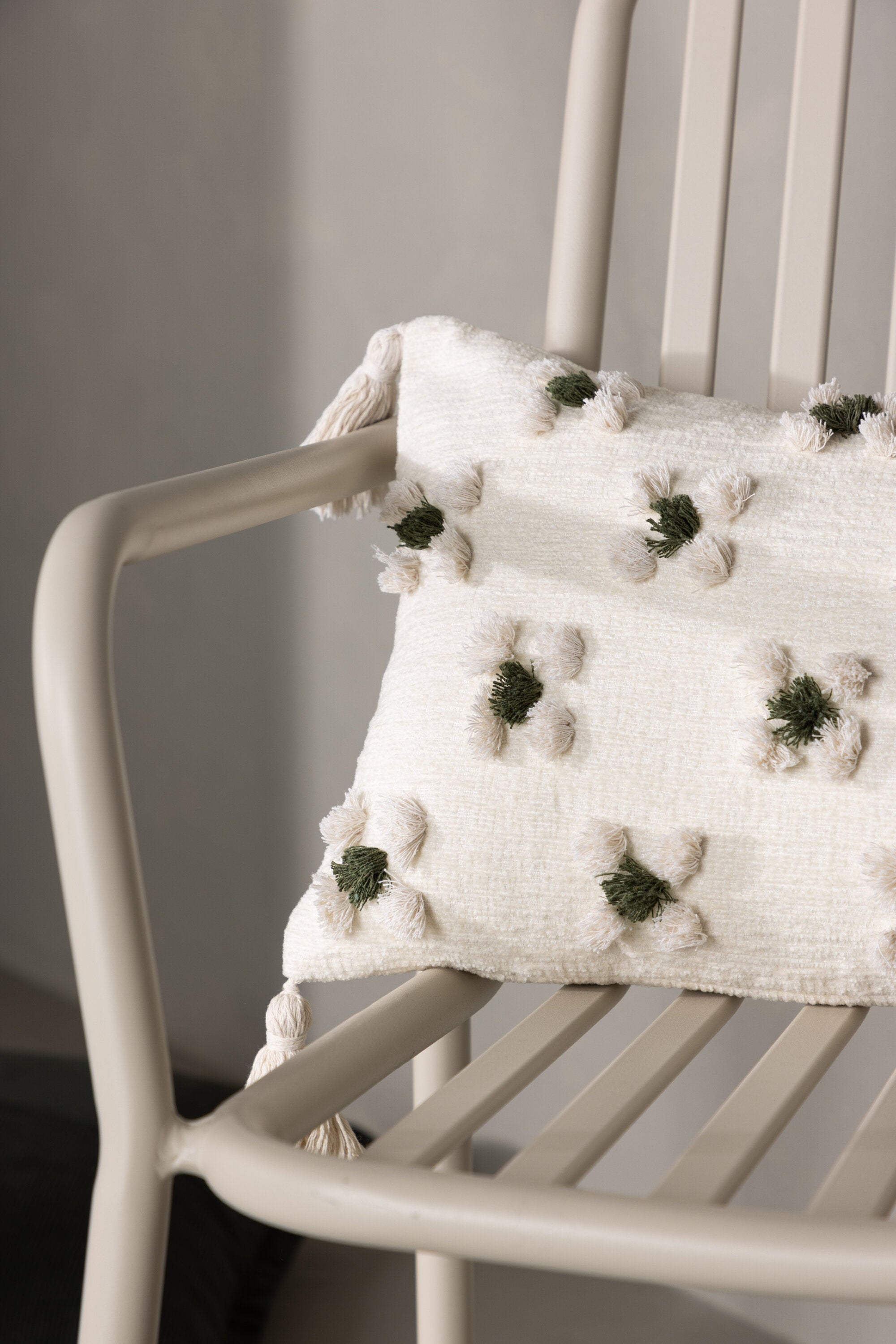 Millie Kissenbezug in Weiss präsentiert im Onlineshop von KAQTU Design AG. Deko Kissenbezug ist von Venture Home