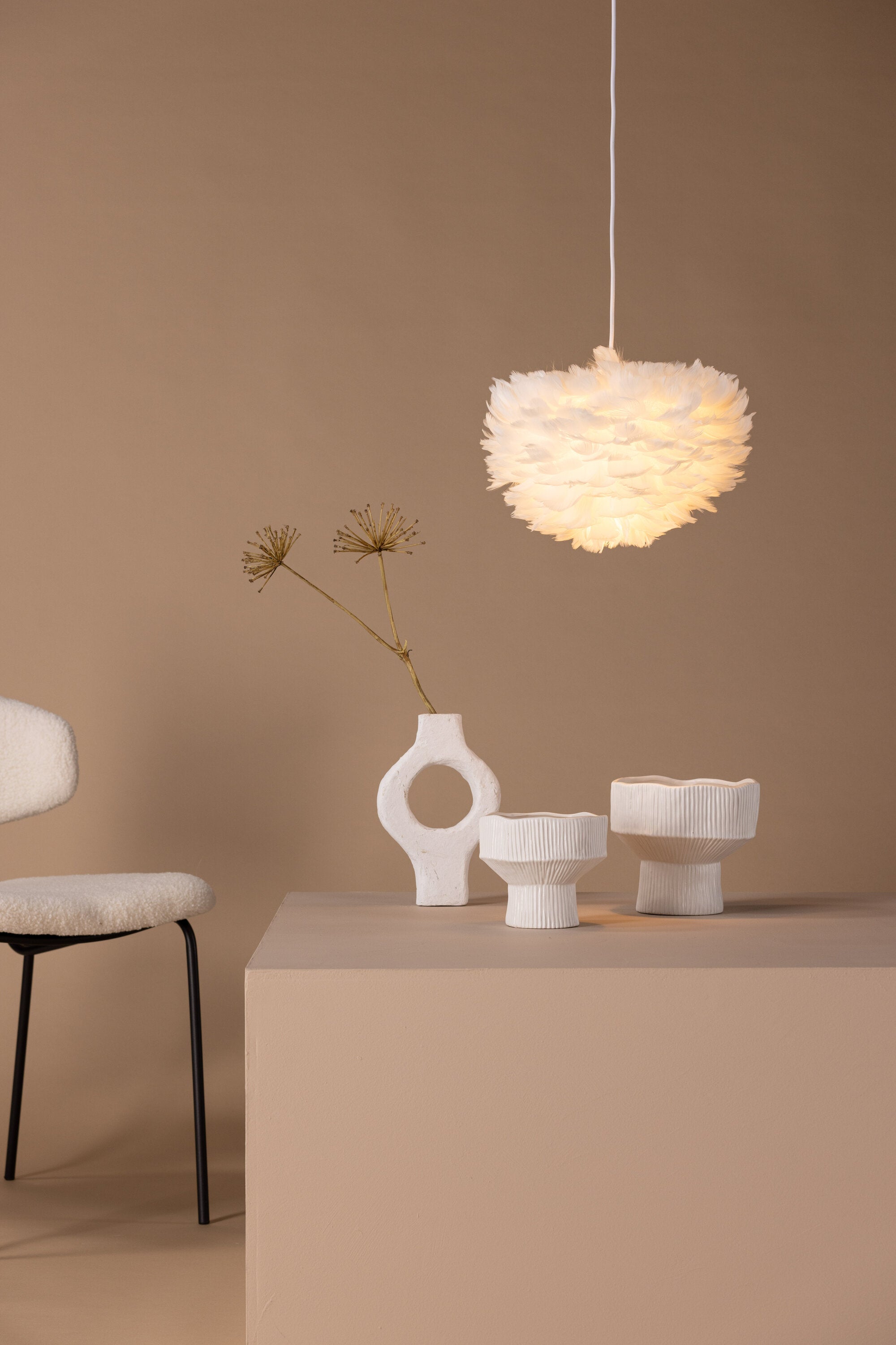 Nicola Pendelleuchte in Weiss präsentiert im Onlineshop von KAQTU Design AG. Pendelleuchte ist von Venture Home