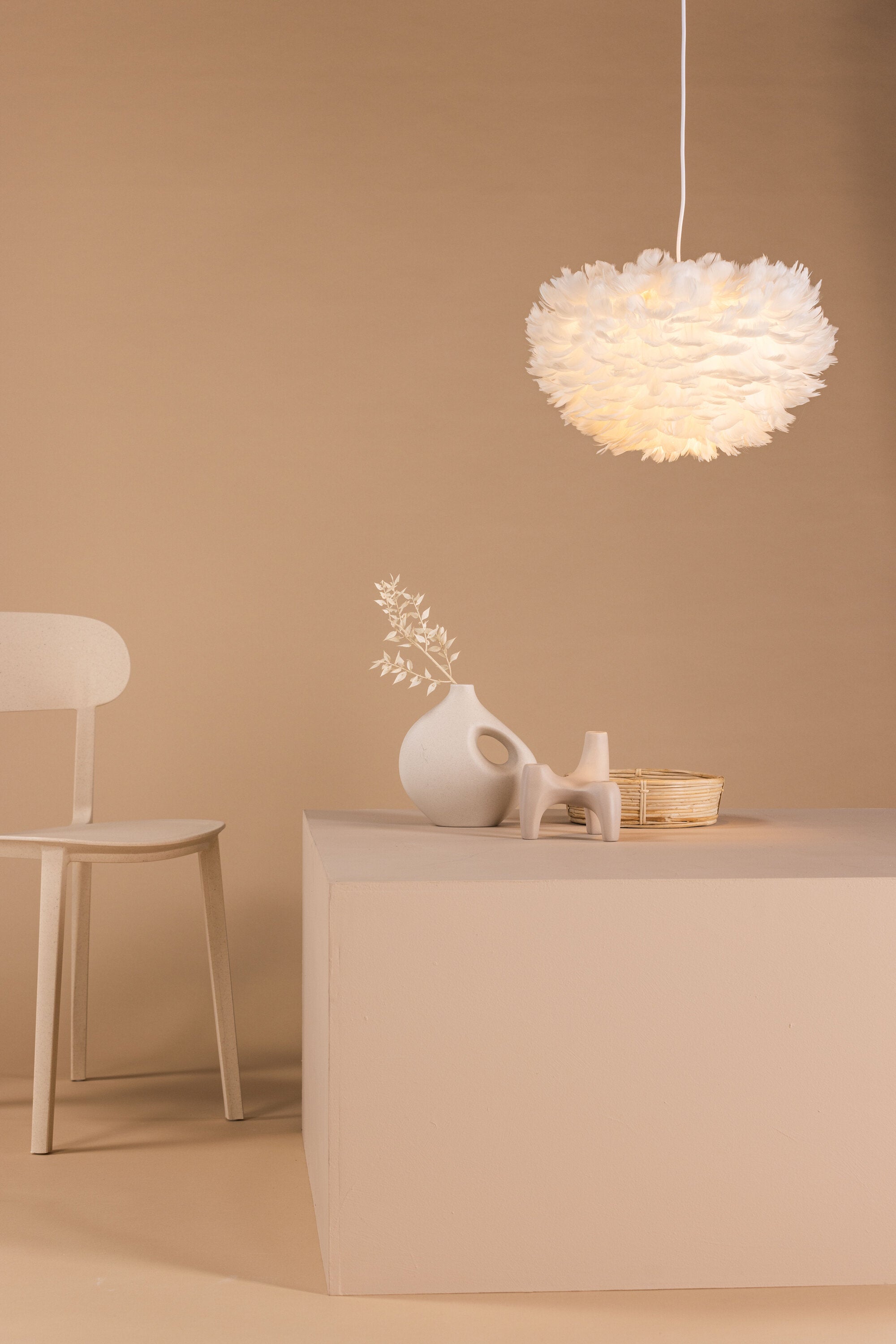 Nicola Pendelleuchte in Weiss präsentiert im Onlineshop von KAQTU Design AG. Pendelleuchte ist von Venture Home