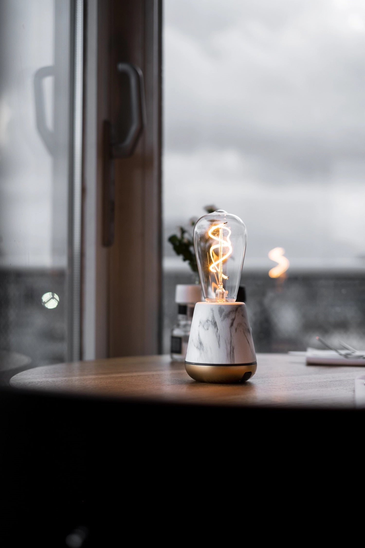 Moderne Tischleuchte in ansprechender Marmor-Optik, 19.5x8.5 cm, von Humble Light – perfektes Lichtdesign für ein elegantes Ambiente.