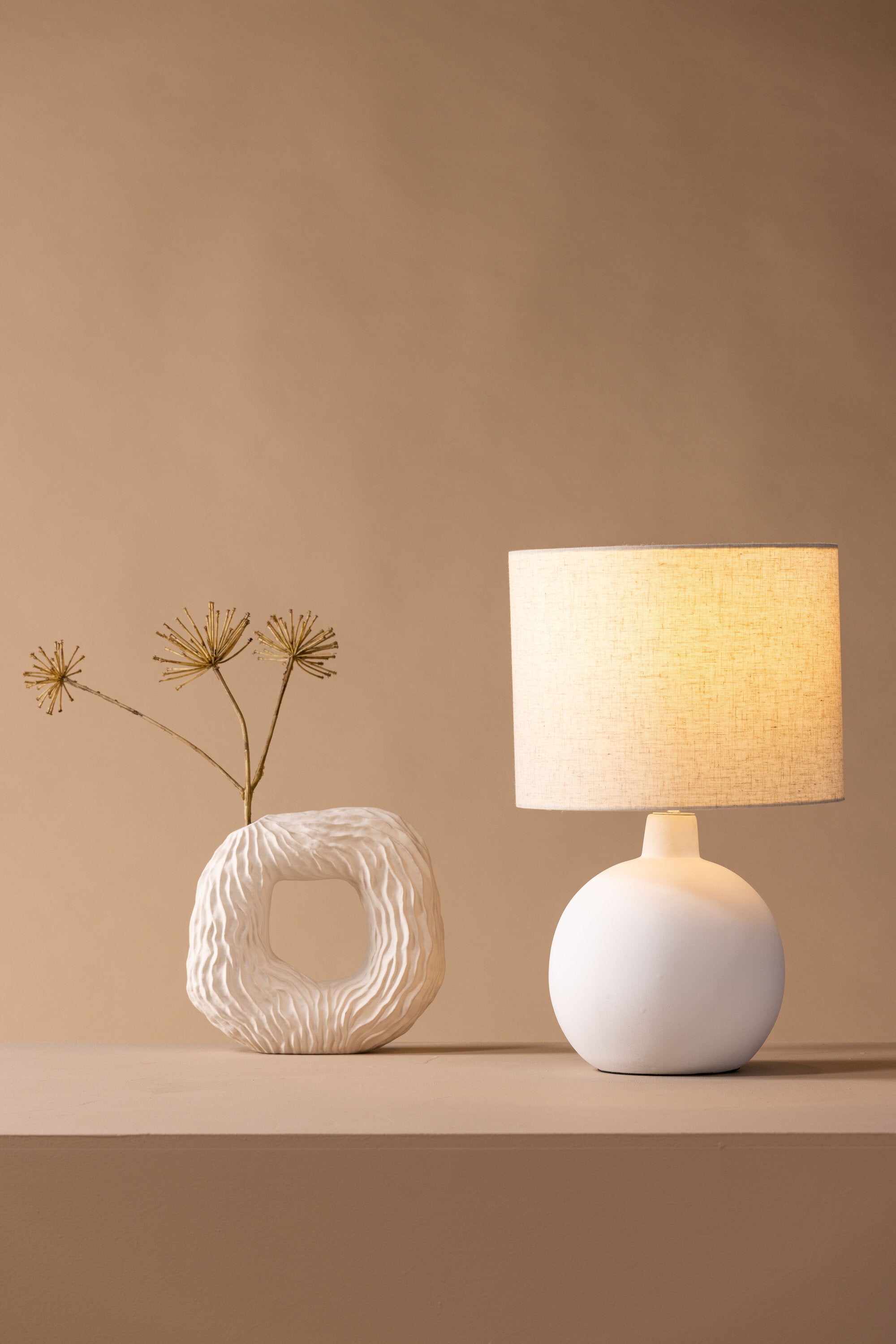 Torcello Tischleuchte in Beige präsentiert im Onlineshop von KAQTU Design AG. Tischleuchte ist von Venture Home