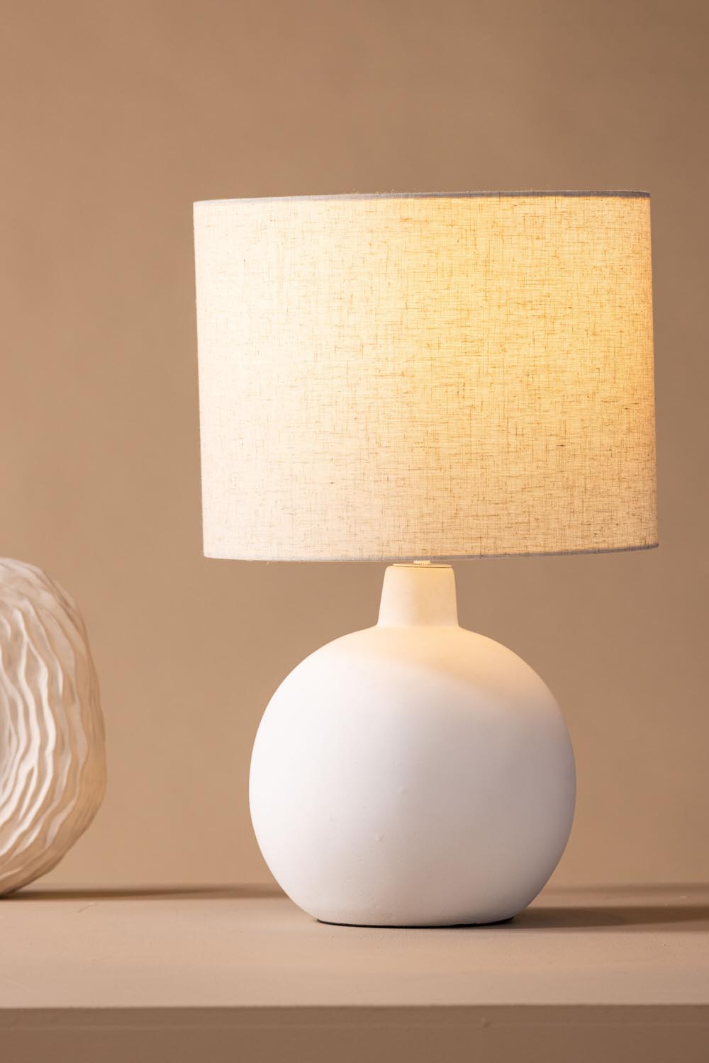 Torcello Tischleuchte in Beige präsentiert im Onlineshop von KAQTU Design AG. Tischleuchte ist von Venture Home