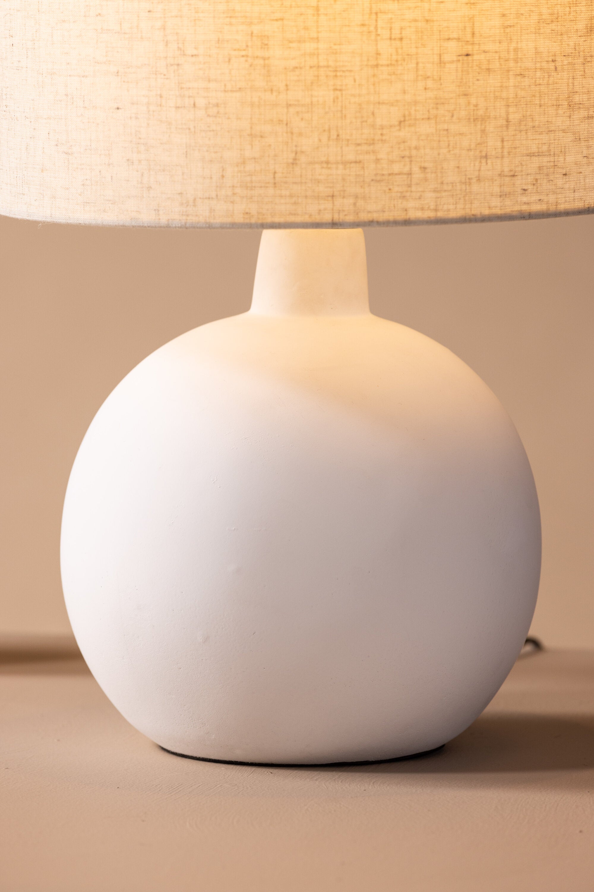 Torcello Tischleuchte in Beige präsentiert im Onlineshop von KAQTU Design AG. Tischleuchte ist von Venture Home