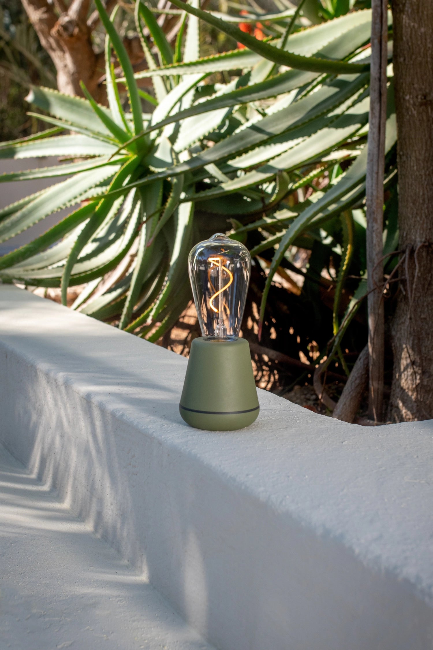 Erleben Sie die Humble One Outdoor Tischleuchte Moss IP65: Robuste Materialien, IP65-Schutz und warmes Licht für eine einladende Atmosphäre im Freien.