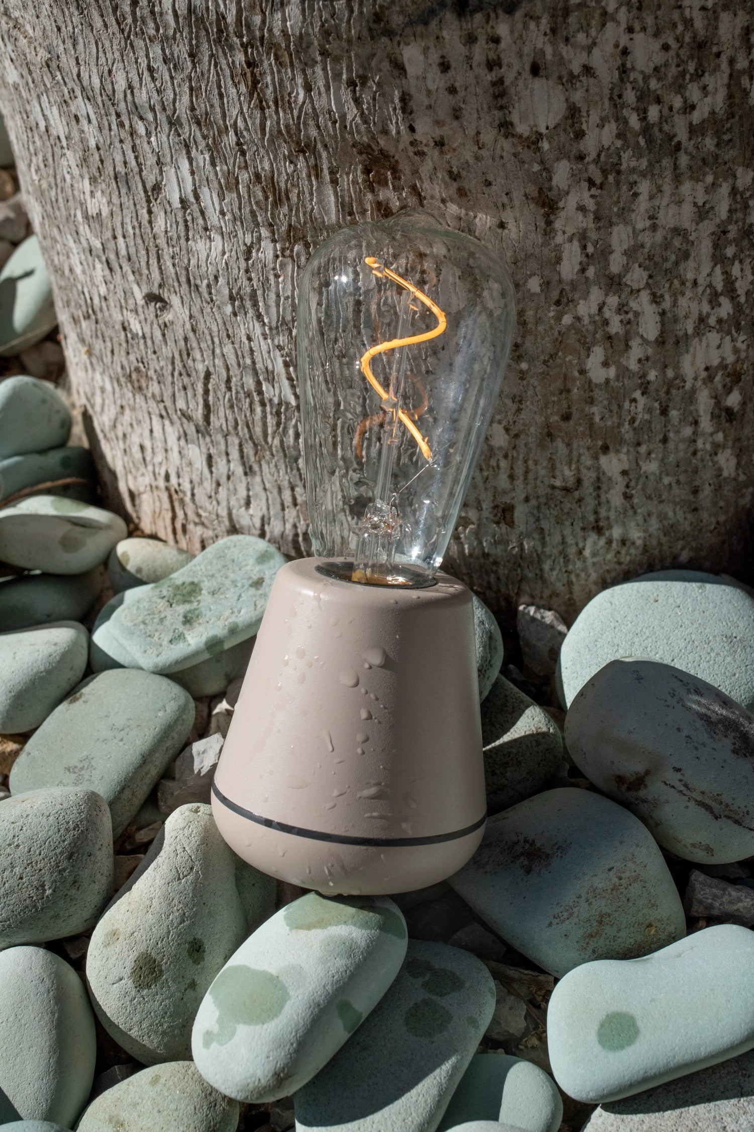 Humble One: Wetterfeste Leinen-Tischlampe für stilvolle Außenbereiche.