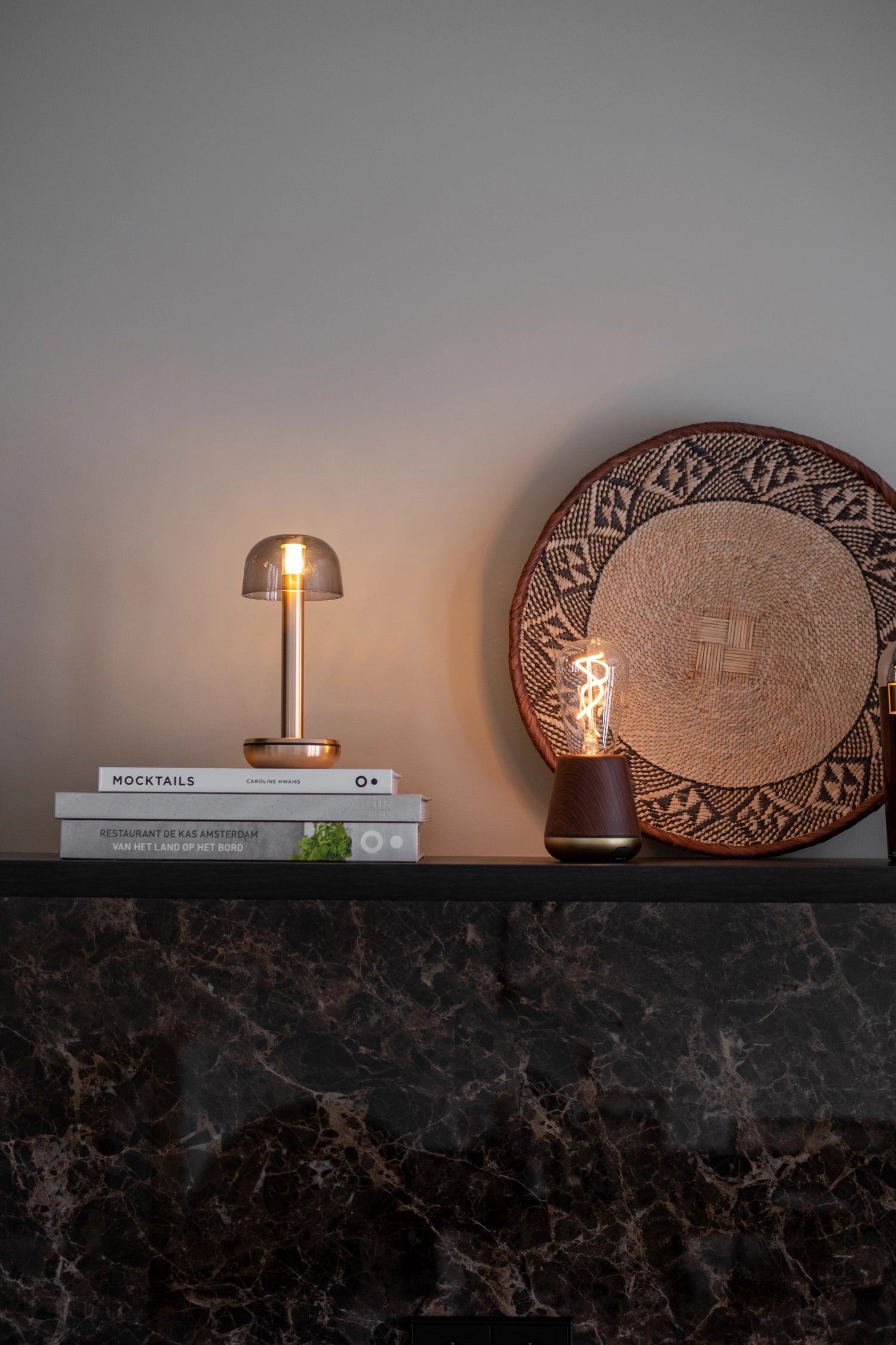 Moderne Tischleuchte von Humble Light in edlem Gold und rauchigem Glas, Maße 21.2x8.8 cm, ideal für eine stilvolle Atmosphäre.