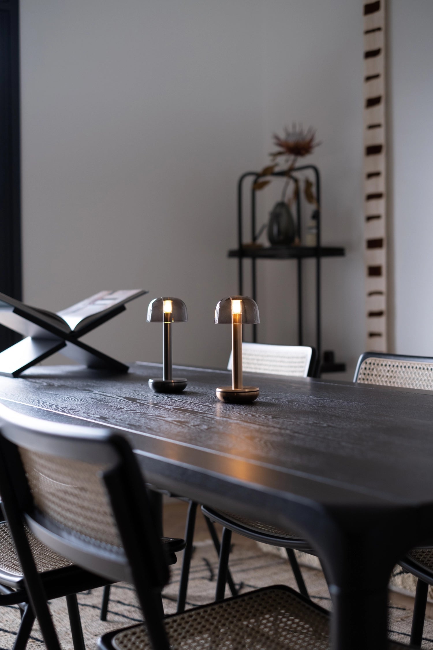 Elegante Tischleuchte von Humble Light in Gold und rauchigem Glas, Maße 21.2x8.8 cm, perfektes Design für ein modernes Ambiente.