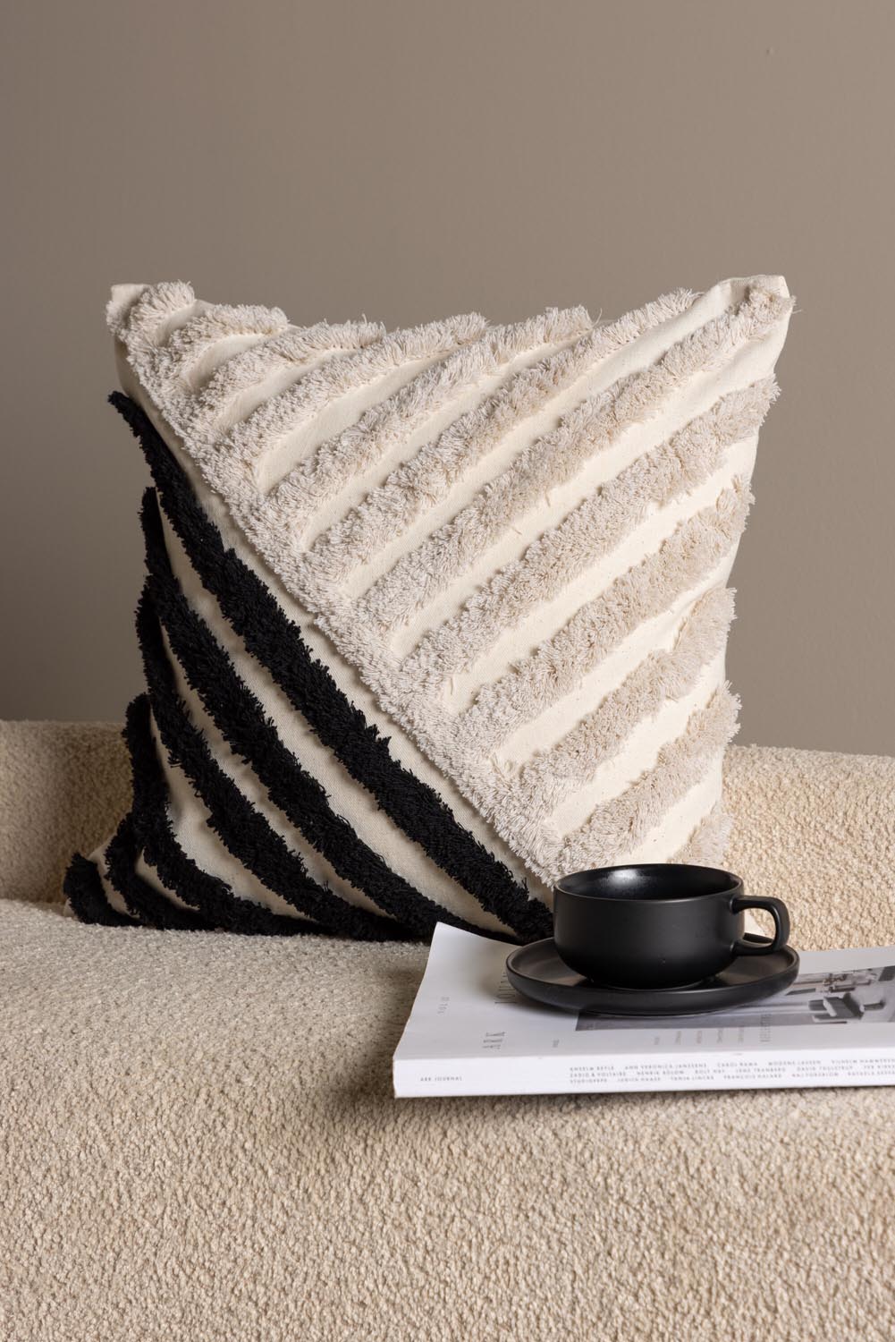 Zara Kissenbezug in Weiss präsentiert im Onlineshop von KAQTU Design AG. Deko Kissenbezug ist von Venture Home