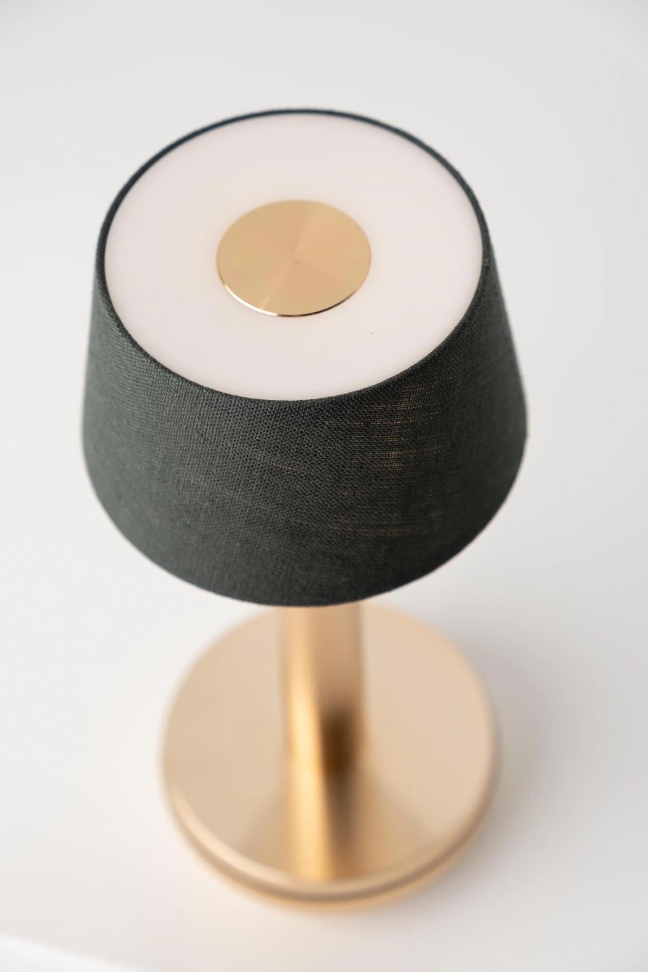 Humble Light two gold u. emerald linen, 21.2x8.8 cm in Gold/Emerald präsentiert im Onlineshop von KAQTU Design AG. Tischleuchte ist von Humble Light