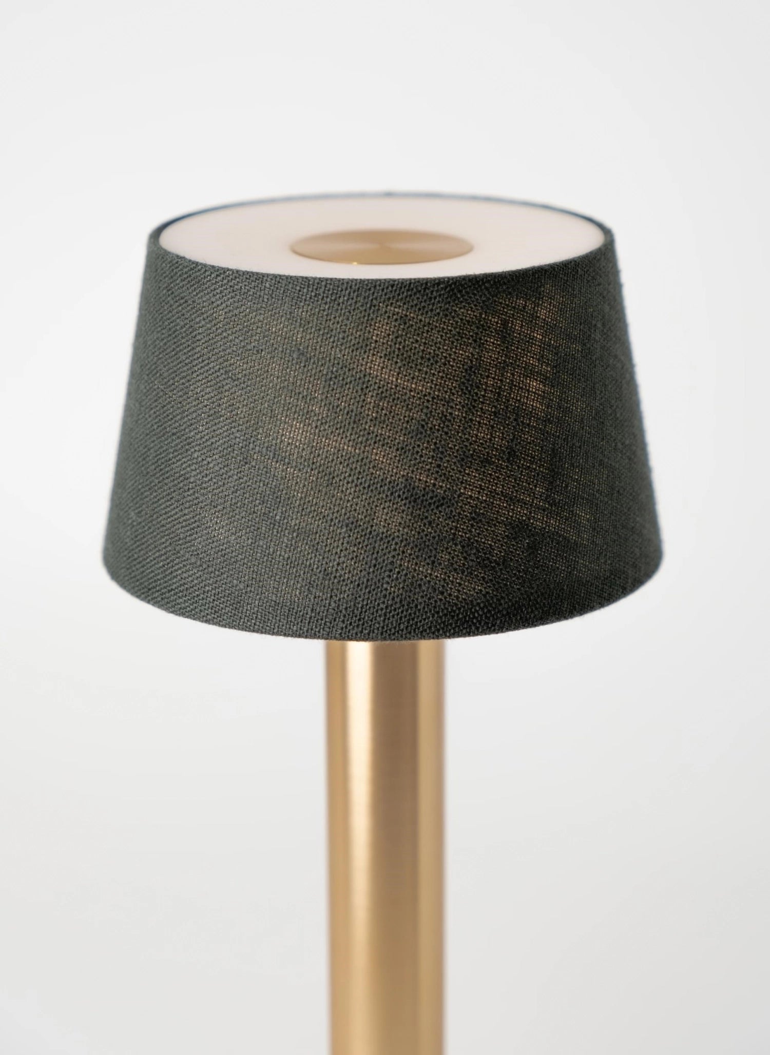 Elegante Tischleuchte von Humble Light in Gold und smaragdgrün, Maße 21.2x8.8 cm, ideal für stimmungsvolle Beleuchtung und modernes Design.