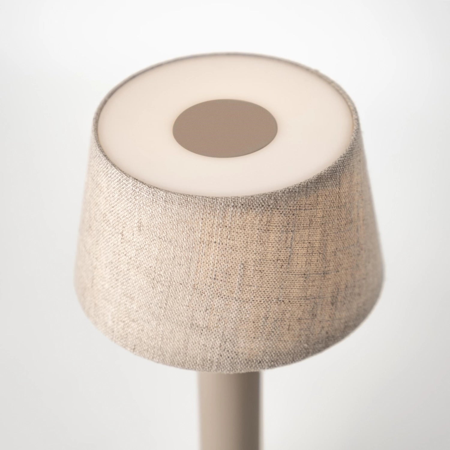 Stilvolle Tischleuchte in sanftem Beige aus feinem Leinen, 21.2x8.8 cm, perfekt für eine gemütliche Atmosphäre in jedem Raum.