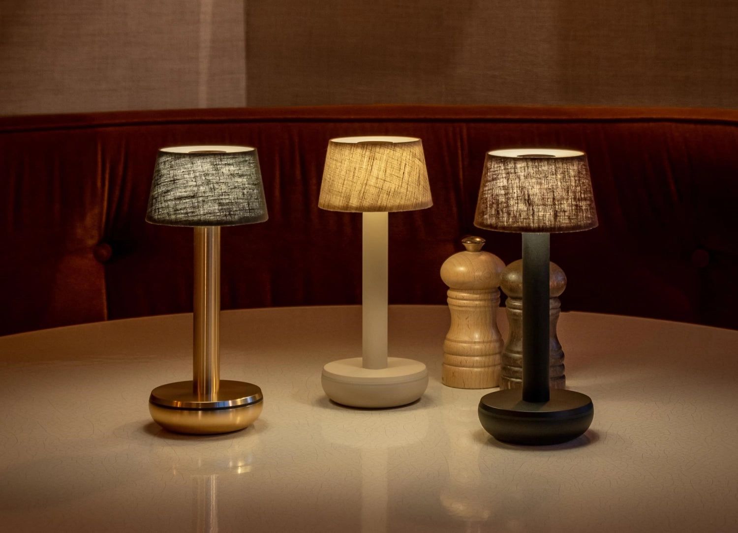 Die Humble Light Tischleuchte in Beige (21,2 x 8,8 cm) vereint modernes Design mit Funktionalität und schafft eine einladende Atmosphäre in jedem Raum.