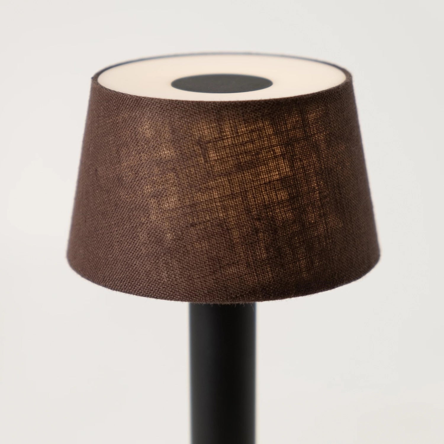 Elegante Tischleuchte von Humble Light in Schwarz und Braun aus hochwertigem Leinen, ideal für stimmungsvolle Beleuchtung und stilvolle Akzente.