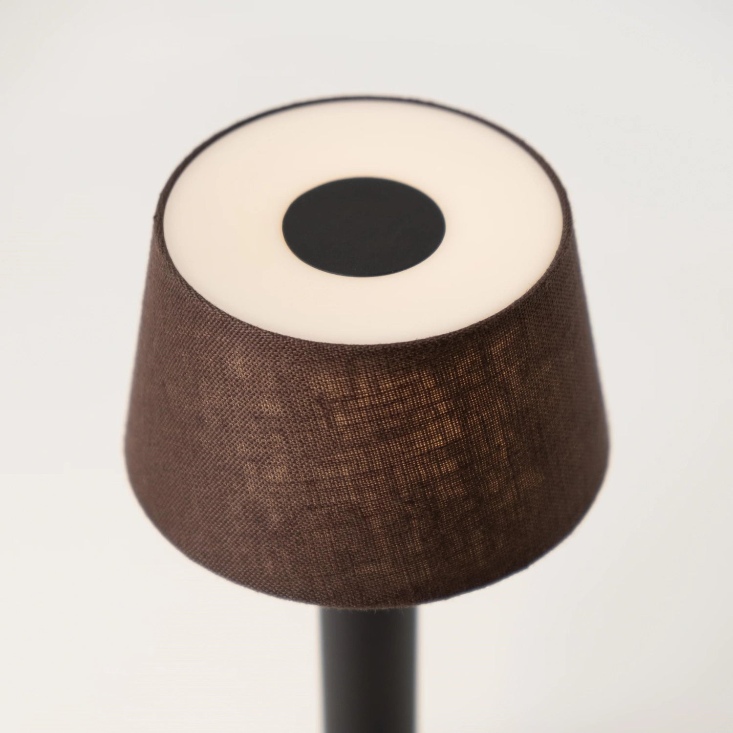 Moderne Tischleuchte von Humble Light in Schwarz und Braun, gefertigt aus feinem Leinen, perfekt für gemütliche Atmosphäre und dekorative Highlights.