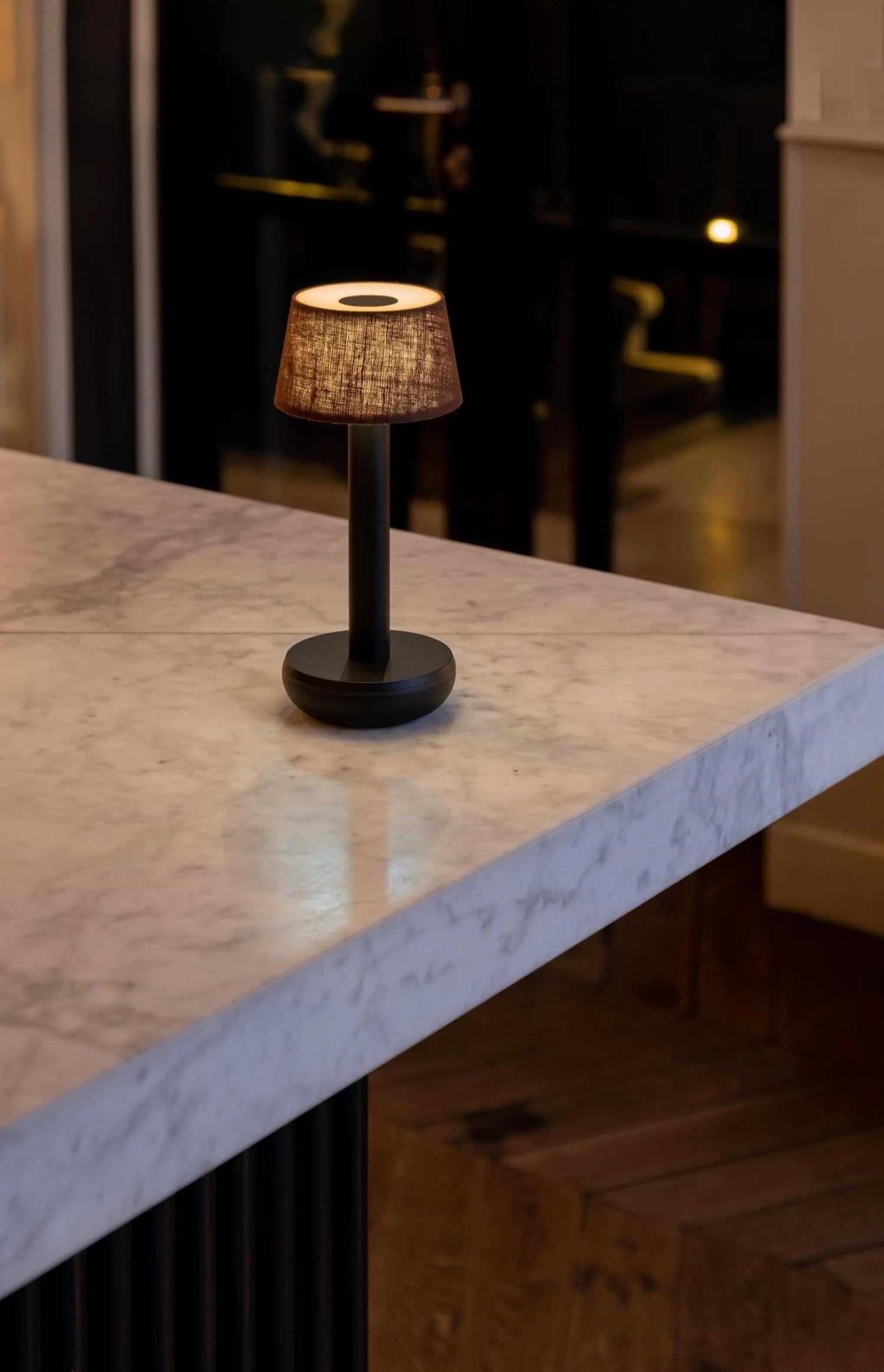 Elegante Tischleuchte von Humble Light in Schwarz und Braun aus Leinen, 21.2x8.8 cm, ideal für stimmungsvolle Beleuchtung im Wohnbereich.