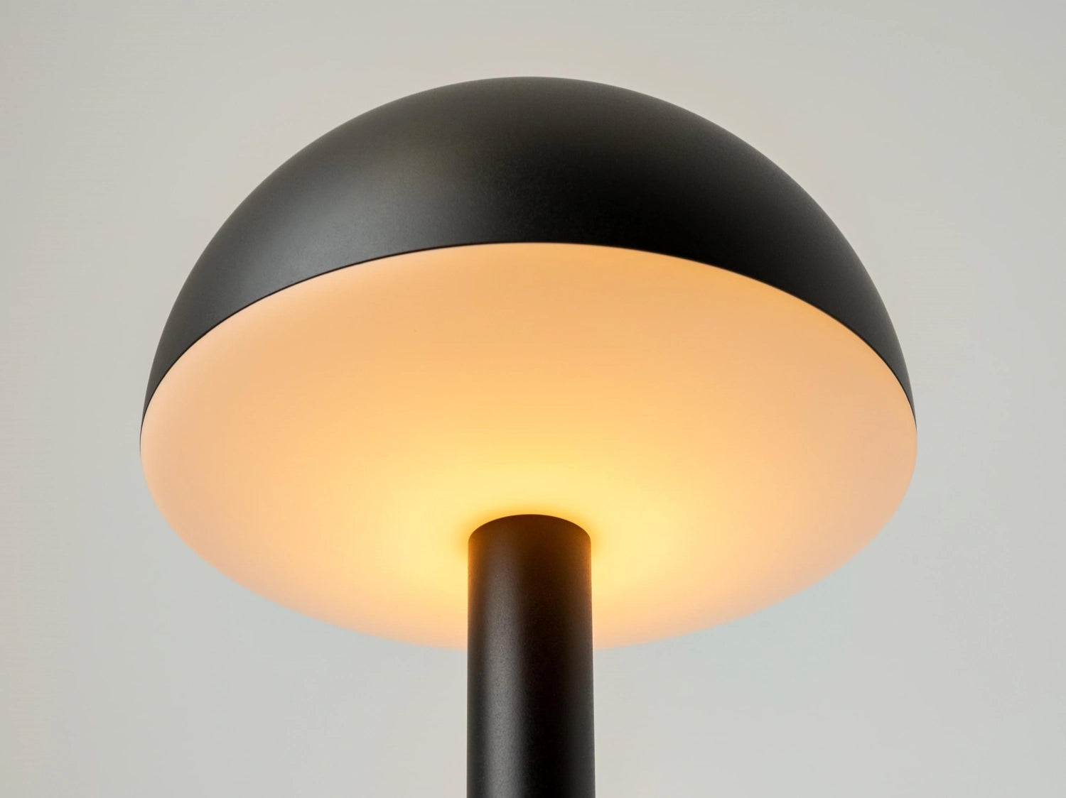 Moderne Tischleuchte Humble Light Bug in Schwarz, 29x15 cm, mit elegantem Design, ideal für stimmungsvolle Beleuchtung in jedem Raum.