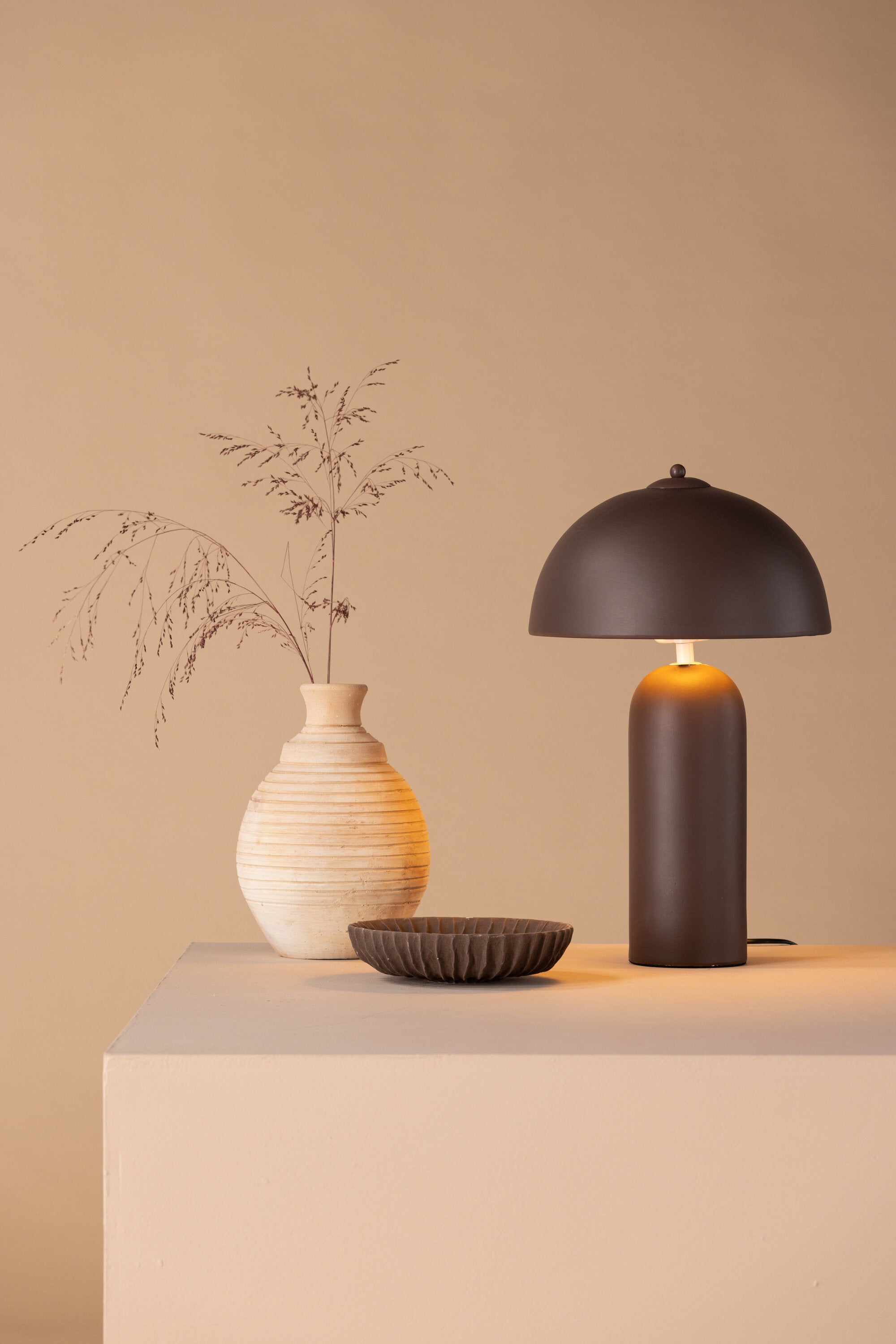Corello Tischleuchte in Braun präsentiert im Onlineshop von KAQTU Design AG. Tischleuchte ist von Venture Home