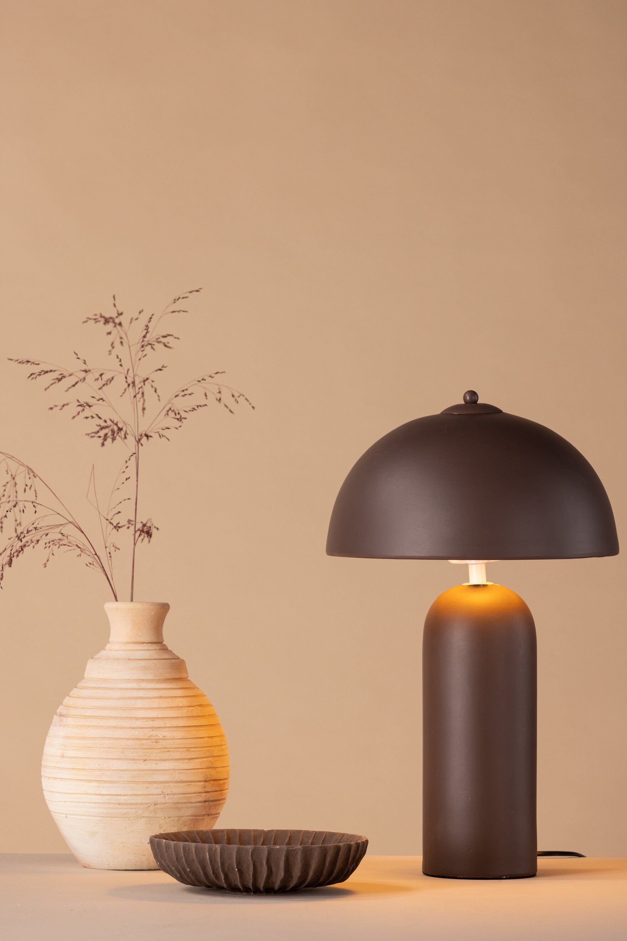 Corello Tischleuchte in Braun präsentiert im Onlineshop von KAQTU Design AG. Tischleuchte ist von Venture Home