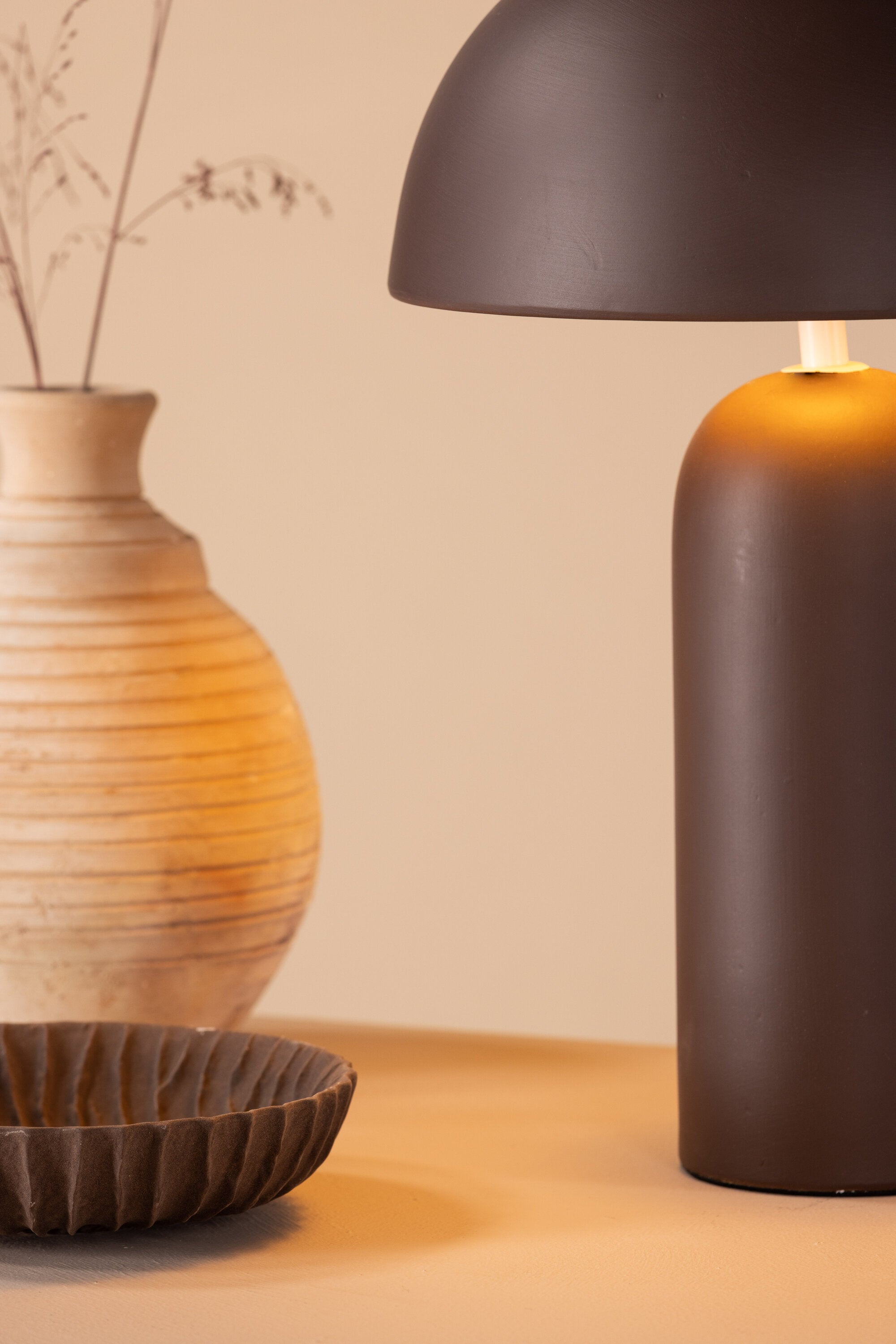 Corello Tischleuchte in Braun präsentiert im Onlineshop von KAQTU Design AG. Tischleuchte ist von Venture Home