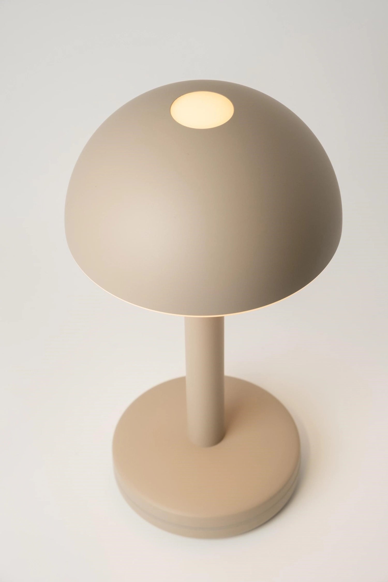 Beige Tischlampe "Humble Light Bug" (29x15 cm) – stilvolle Beleuchtung für gemütliche Räume, vereint Funktionalität und modernes Design.