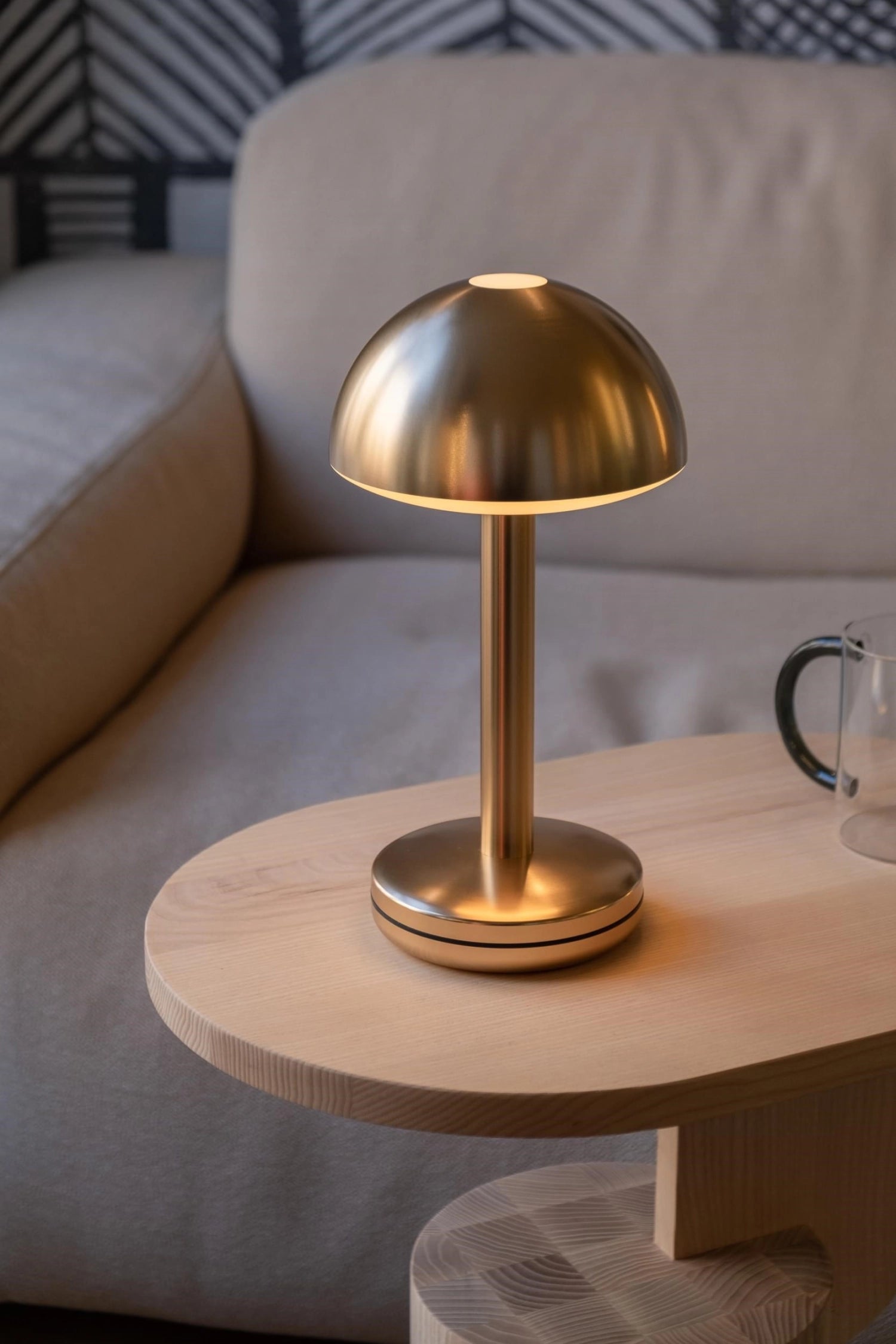 Elegante Tischleuchte "Humble Light Bug" in Gold, 29x15 cm, verleiht jedem Raum einen modernen Akzent und stimmungsvolles Licht.