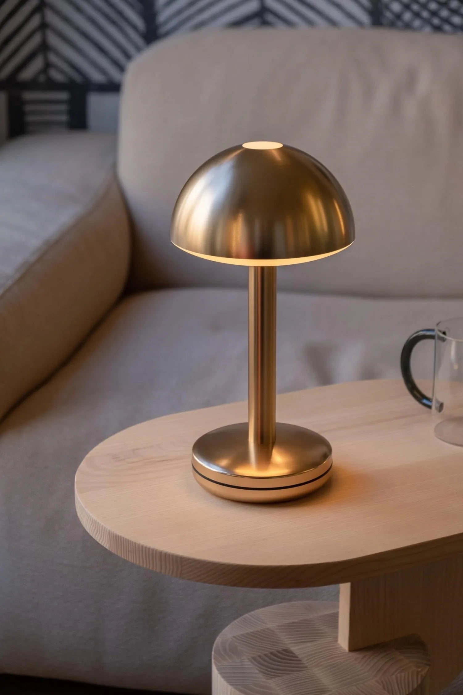 Stilvolle Humble Light Bug Gold Tischlampe, 29x15 cm, modern & edel.