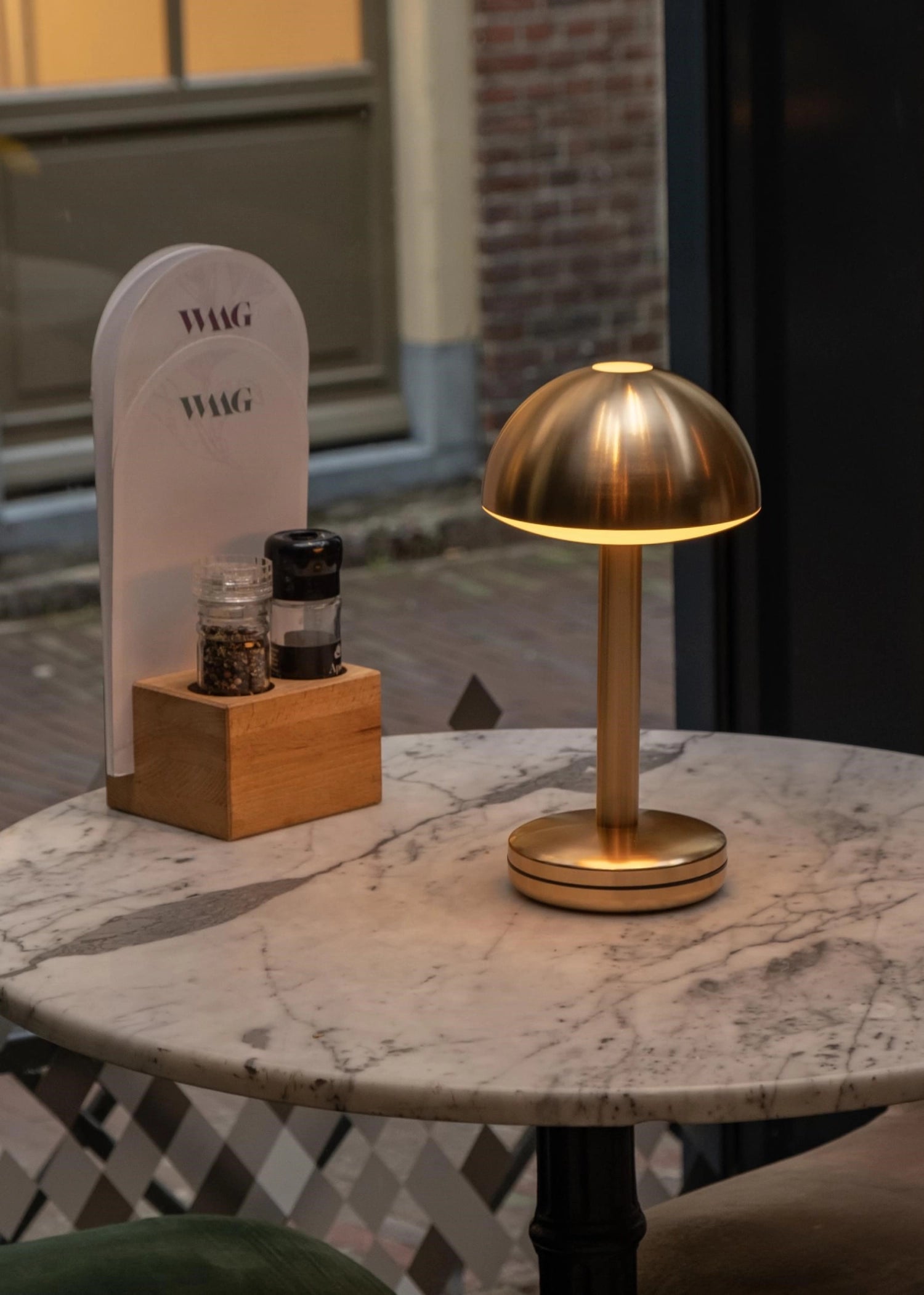 Stilvolle goldene Tischleuchte "Humble Light Bug" (29x15 cm) – perfektes Design für eine gemütliche Atmosphäre in jedem Raum.