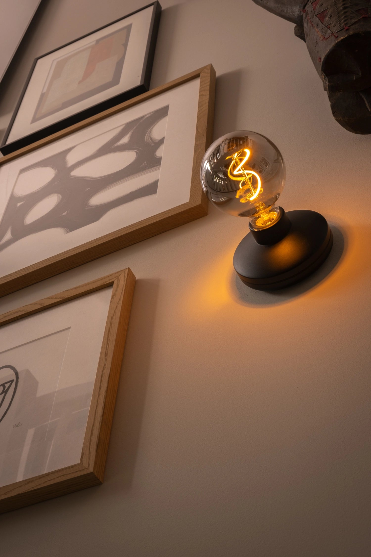 Schlichte Wandlampe "Humble Bee" in Schwarz mit rauchigem Finish, perfekt für stilvolle Akzentbeleuchtung und gemütliche Atmosphäre.