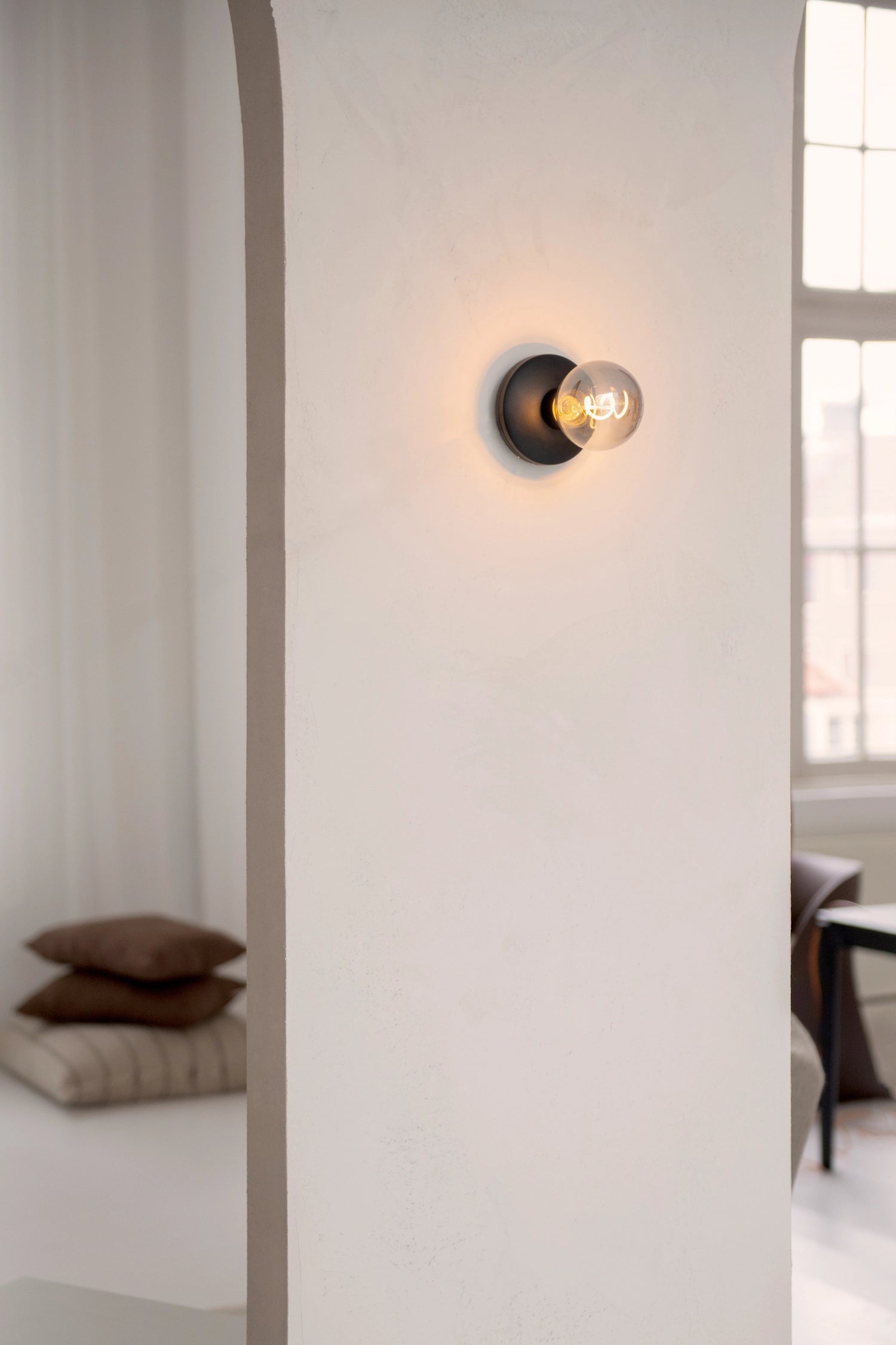 Elegante Wandlampe "Humble Bee" in Schwarz mit rauchigem Glas, ideal für stimmungsvolle Beleuchtung und modernes Interieur.