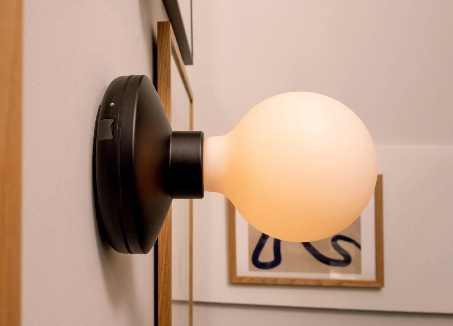 Schlichte und elegante Wandlampe "Humble Bee" in Schwarz mit frosted Glas, ideal für stilvolle Akzente in jedem Raum.