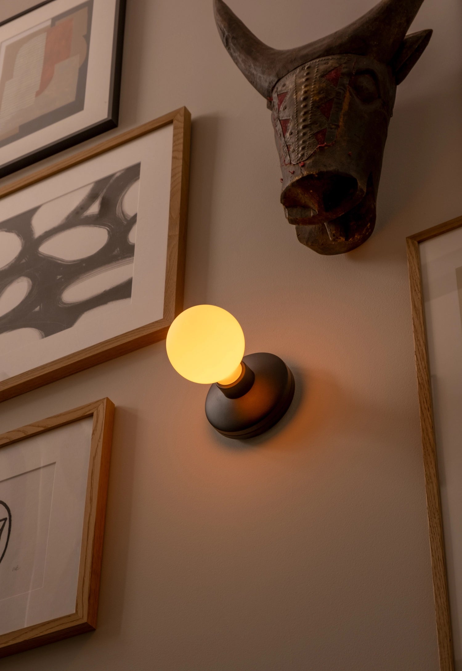 Moderne Wandlampe "Humble Bee" in elegantem Schwarz mit mattiertem Glas, perfekt für stimmungsvolle Beleuchtung und zeitgemäße Einrichtung.
