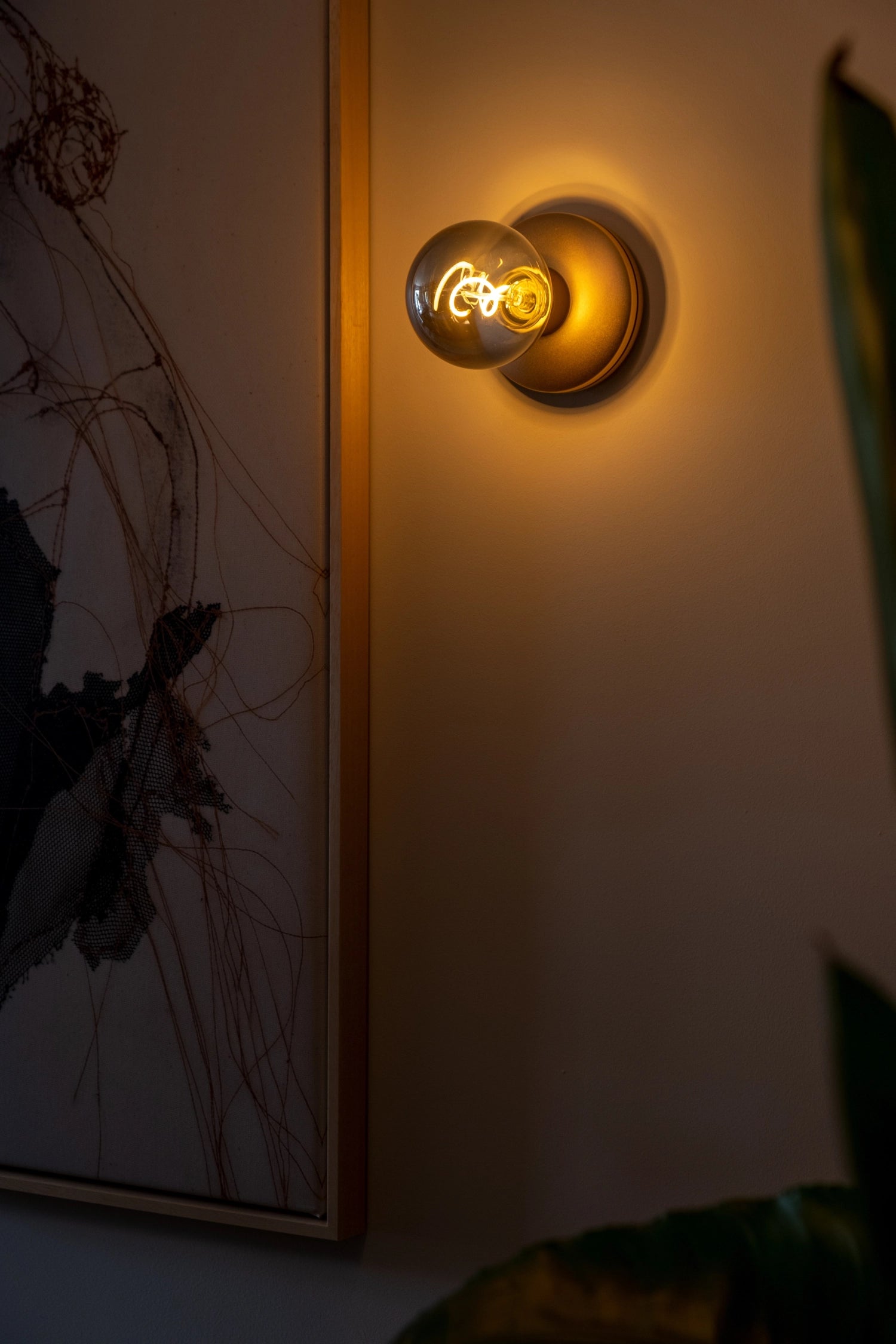 Humble Bee Wandlampe in Roségold mit rauchigem Glas, elegante Tischleuchte von Humble Light, ideal für stilvolle Wohnräume.