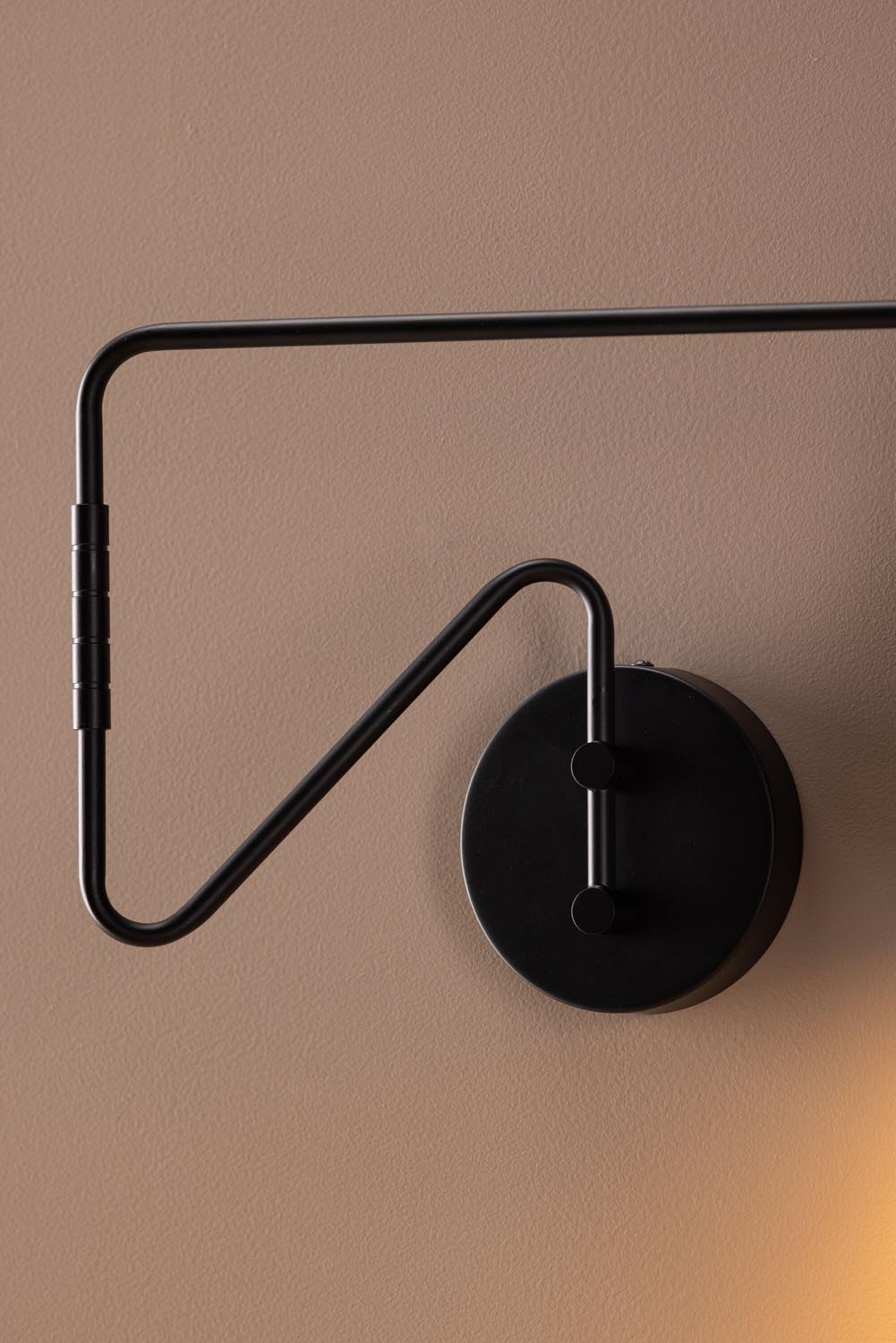 Amicola Wandleuchte in Schwarz präsentiert im Onlineshop von KAQTU Design AG. Wandleuchte ist von Venture Home