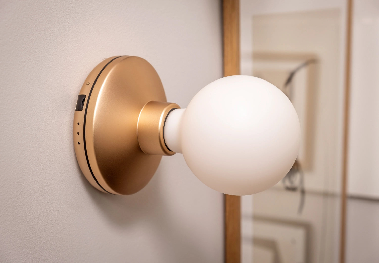 Die Humble Bee Wandlampe in Rose Gold Frosted vereint elegantes Design mit hochwertiger Verarbeitung. Ideal für jeden Raum!