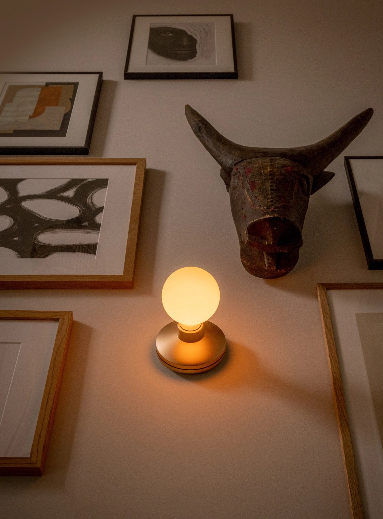 Elegante Humble Bee Wandlampe in Roségold mit mattiertem Glas, perfekte Tischleuchte für ein modernes und stilvolles Ambiente.