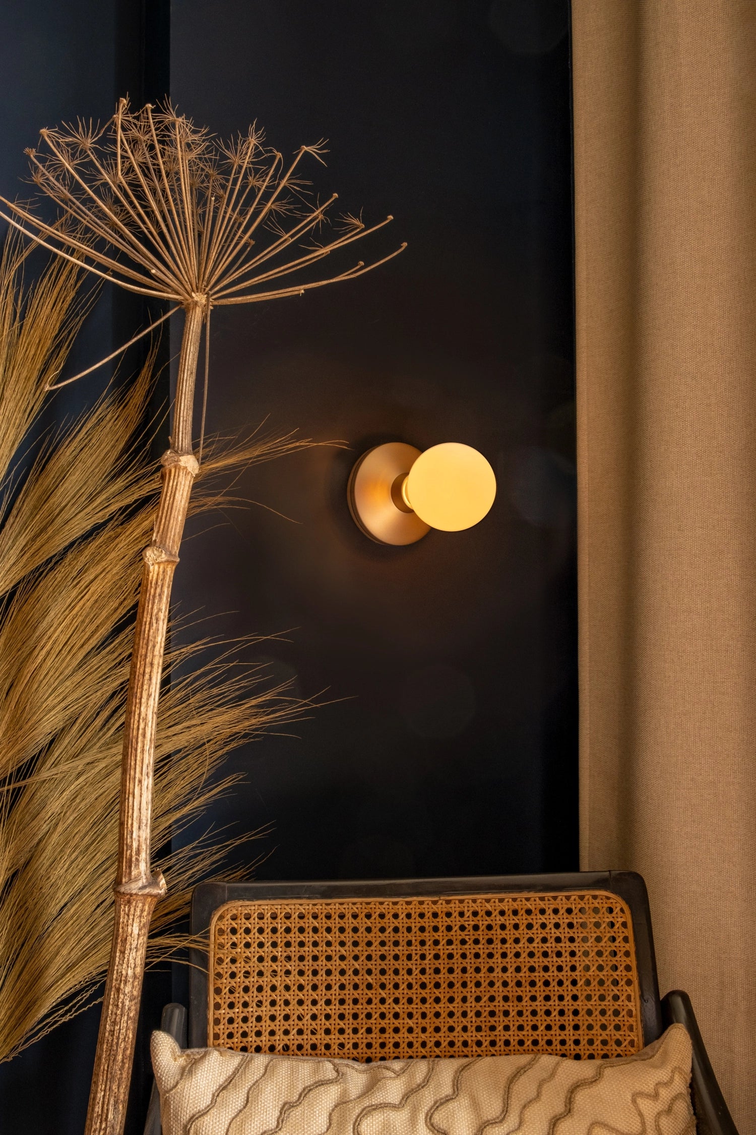 Stilvolle Wandlampe Humble Bee in Roségold mit sanftem, mattiertem Glas, ideal für eine gemütliche und moderne Raumgestaltung.