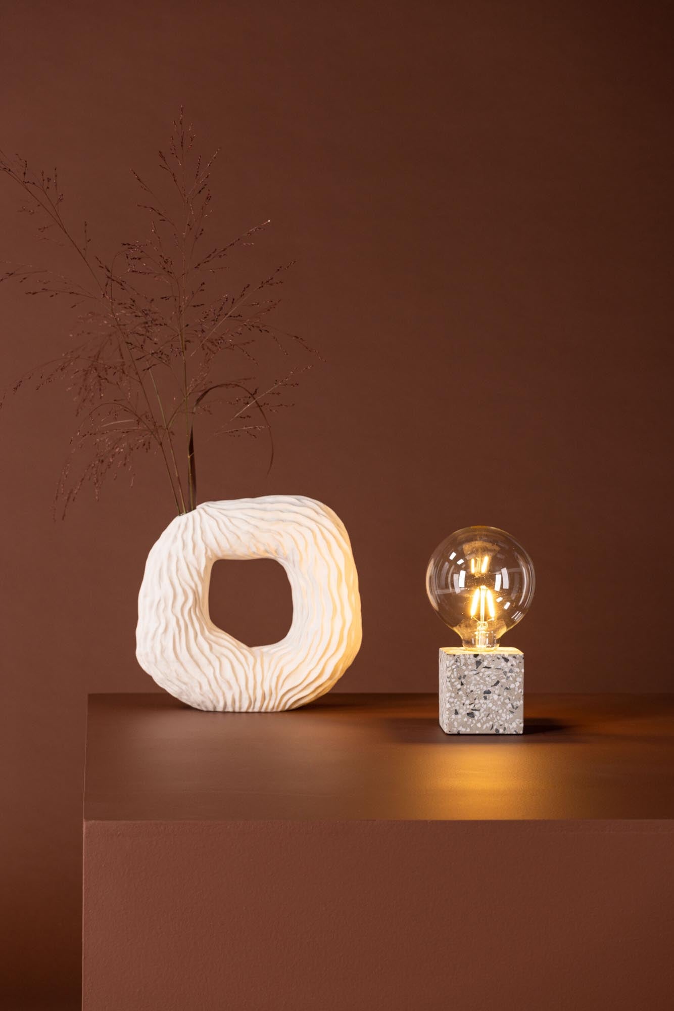 Rilche Tischleuchte von Venture Home: Elegante Terrazzo-Basis, nordisches Design, ideal für jeden Raum. Stilvolle Akzentbeleuchtung für Ihr Zuhause.