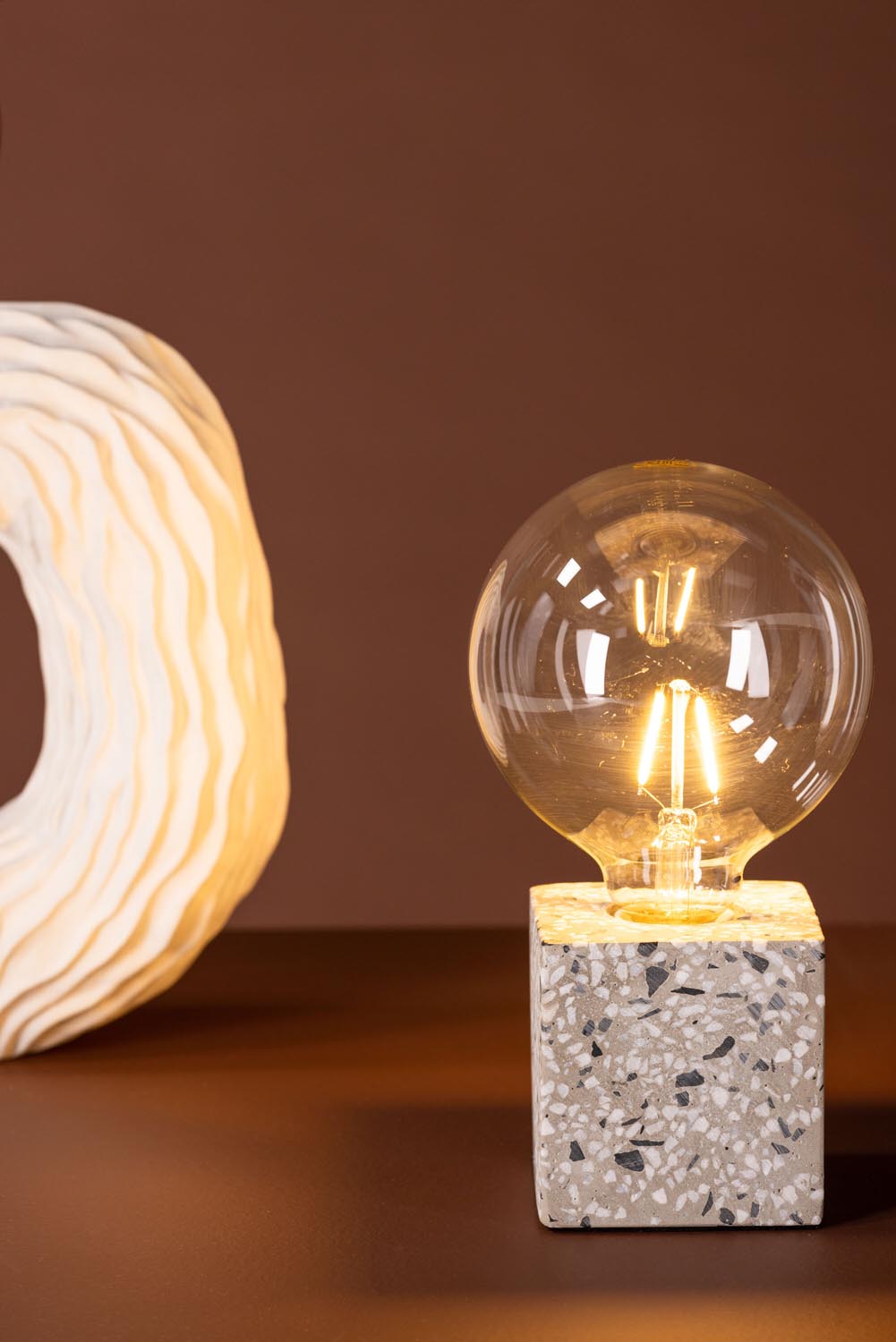Rilche Tischleuchte in Weiss präsentiert im Onlineshop von KAQTU Design AG. Tischleuchte ist von Venture Home