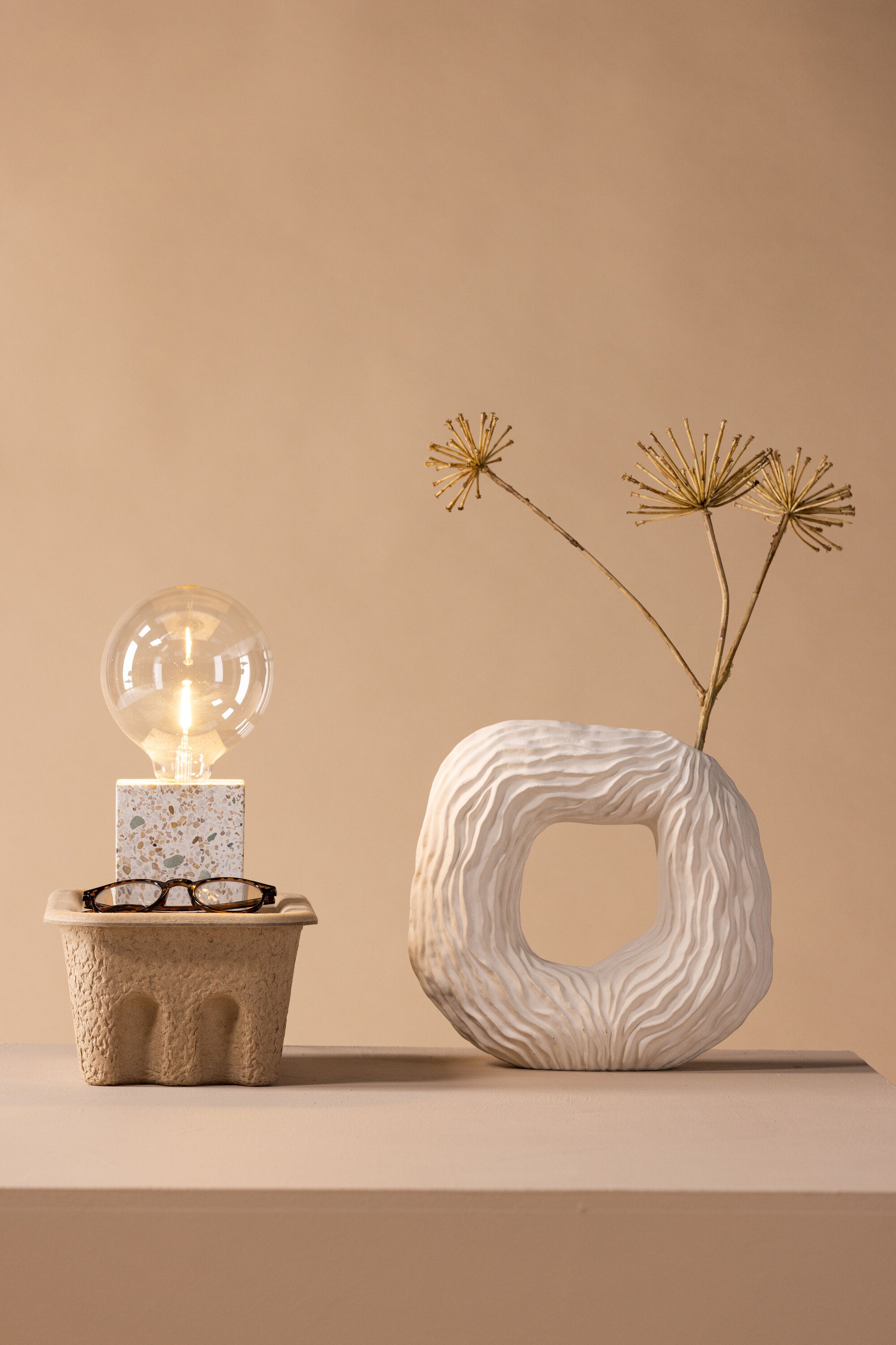 Rilche Tischleuchte in Grau präsentiert im Onlineshop von KAQTU Design AG. Tischleuchte ist von Venture Home