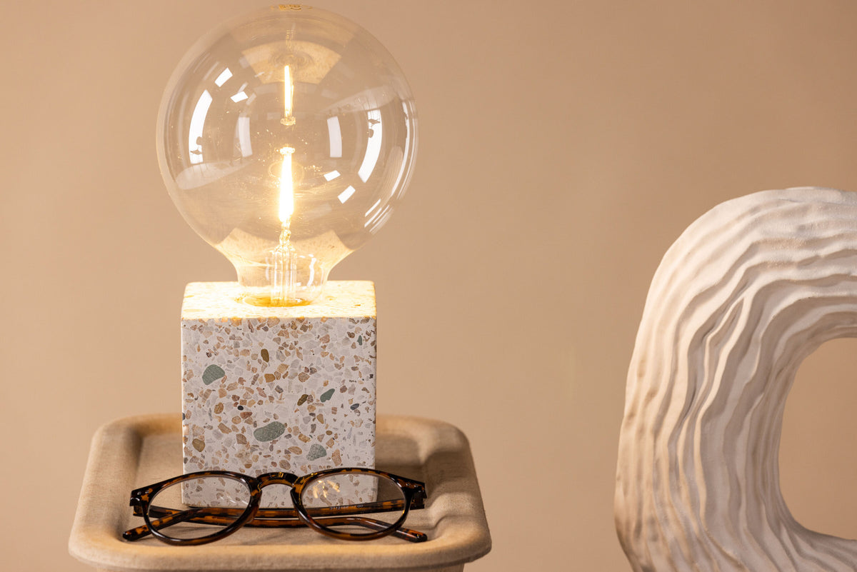 Rilche Tischleuchte in Grau präsentiert im Onlineshop von KAQTU Design AG. Tischleuchte ist von Venture Home