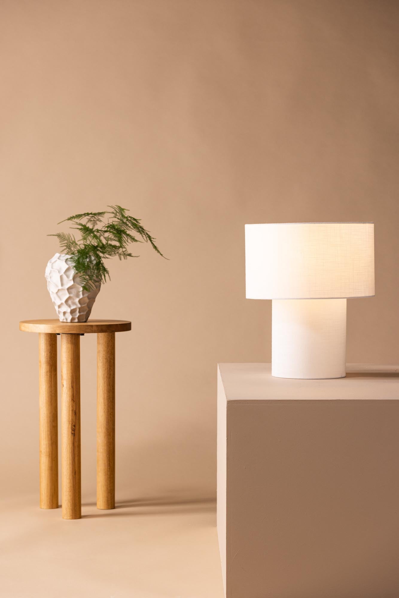 Entdecken Sie die Globia Tischleuchte von Venture Home: Schlichte Eleganz, natürliche Materialien und harmonisches Licht für Ihr Zuhause.