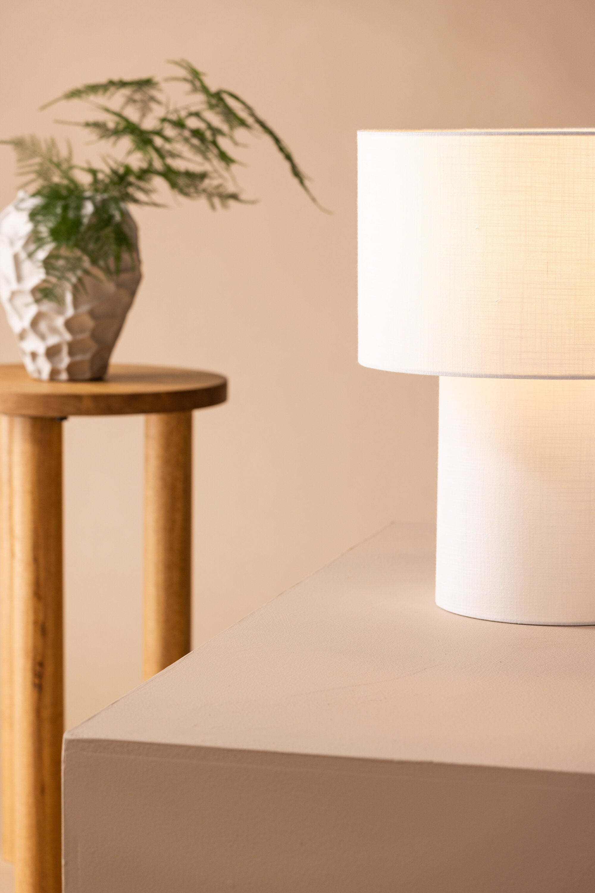Globia Tischleuchte in Weiss präsentiert im Onlineshop von KAQTU Design AG. Tischleuchte ist von Venture Home